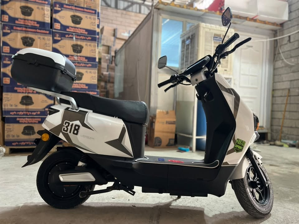 ماطور شحن 318موديل 26  يعني المطور بعدو جديد جلخ مابي جلخ  رقمي وبي واتساب***********
السعر650وبي مجال بصمتين+سويجين السرعه99
فول موصفات زينول عالي ناصي بي نشرات بعدهم ما مشدود اربع نمر وبيR
بي كروز مثبت سرعه
اشاير هورن كلو شغال بي ك شاحنه اصليه
