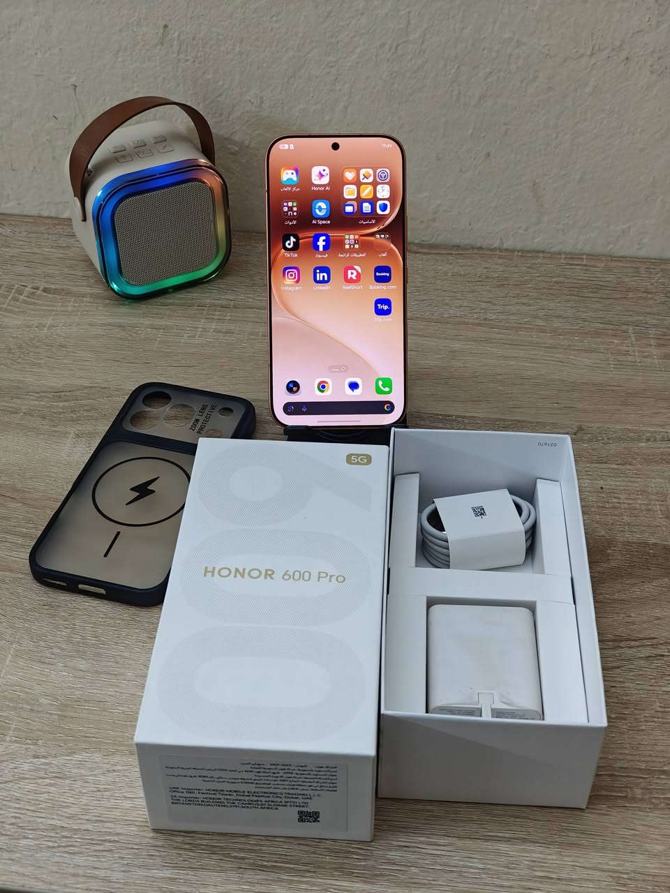 السلام عليكم هونر 600 برو ذاكرة 512gb  و رام 12 كامل ملحقات بعده داخل ضمان الجبال استخدام قليل و نظافة 99% المعالج مالته سنابدراكون ايليت و الجهاز غني عن التعريف ببجي 120 فريم و التصوير قوي يعتمد عليه الاطار معدن و الضهر كزاز خامة تصنيع محترمة و تحديثات 6 سنوات ليكدام 
السعر 875 و بي مجال 
مكاني بعقوبة 
*********** خاص او واتساب
