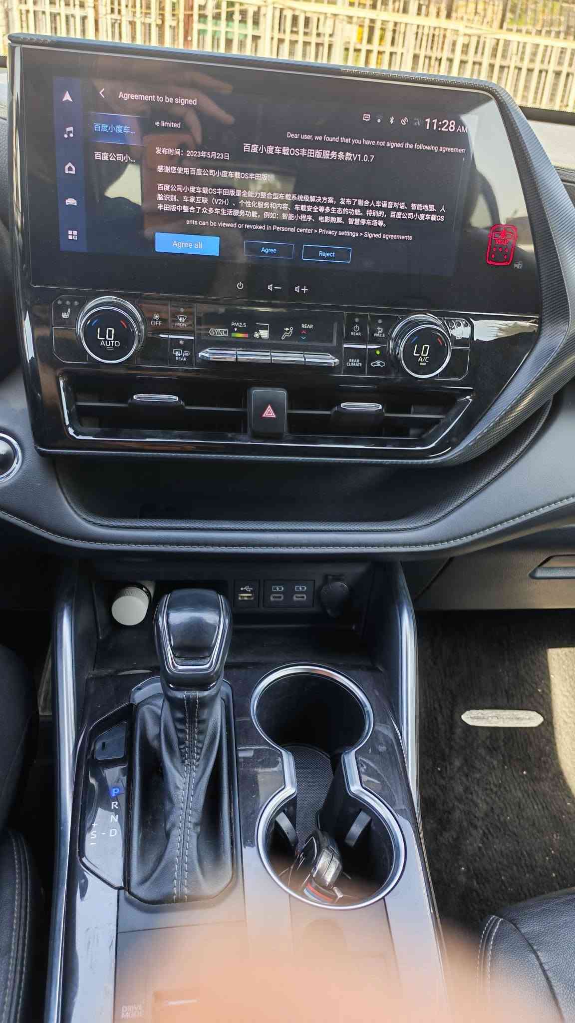 والتأكيد على أن السيارة مكفولة بدون حادث:
👑 تويوتا كراون كلوجر 2023 - Toyota Crown Kluger Hybrid 👑
سيارة عائلية فخمة ومتميزة باقتصادية عالية جداً بالوقود بحالة ممتازة!
الاعتمادية وقلة الأعطال: كأي سيارة من تويوتا، تتميز بقوة التحمل، توفر قطع الغيار، وسهولة الصيانة، بالإضافة إلى الاحتفاظ بقيمتها عند اعادة البيع.
✨ حالة السيارة: مكفولة بدون حادث (بدون صبغ) 🛡️ 🔹 سنة الصنع: 2023 🔹 المسافة المقطوعة (المشي): 48,000 كم 🔹 المحرك: 2.5 لتر هجين (Hybrid) - أداء قوي واقتصاد ممتاز بالبنزين 🔹 نظام الدفع: دفع رباعي ذكي (E-Four) 🔹 الداخلية: جلد أسود فاخر بحالة ممتازة جداً 🔹 السعة: 3 صفوف مقاعد (7 راكب)
الاعتمادية وقلة الأعطال: كأي سيارة من تويوتا، تتميز بقوة التحمل، توفر قطع الغيار، وسهولة الصيانة، بالإضافة إلى الاحتفاظ بقيمتها عند اعادة البيع.
✨ أبرز المواصفات والرفاهية: ▪️ شاشة عدادات رقمية بالكامل 12.3 إنش ▪️ شاشة لمس وسطية كبيرة تدعم Apple CarPlay و Android Auto ▪️ سقف بانورامي عريض ▪️ تكييف أوتوماتيكي ثلاثي المناطق (تحكم مستقل) ▪️ كاميرات رؤية محيطية 360 درجة مع حساسات ركن كاملة ▪️ حزمة أمان متكاملة (رادار أمامي، تحديد مسار، مثبت سرعة متكيف) ▪️ جنوط ألومنيوم رياضية مقاس 20 إنش ▪️ إضاءة LED أمامية وخلفية بالكامل
استهلاك الوقود ومدى التفويلة:
​تعتمد أرقام الاستهلاك على محرك الهجين (2.5L Hybrid) وهو الشائع والمفضل في هذه الفئة:
​معدل استهلاك الوقود: تقطع السيارة حوالي 18 إلى 20 كيلومتر لكل لتر واحد (18 - 20 كم/لتر)، وهو استهلاك ممتاز جداً بالنسبة لسيارة دفع رباعي بهذا الحجم.
​سعة خزان الوقود (التفويلة): تتسع التفويلة تقريباً لـ 65 لتر.
​المسافة التي تقطعها التفويلة الكاملة: عند تفويل الخزان بالكامل، تمشيك السيارة مسافة تتراوح بين 1,000 إلى 1,200 كيلومتر (حسب طبيعة القيادة بين داخل المدينة والخطوط السريعة، واستخدام التكييف).
📍 الموقع: الموصل
💰 السعر: 385 ورقة ($38,500)
📞 للتواصل والاستفسار: •
آسيا سيل: ***********
 • كورك: ***********
