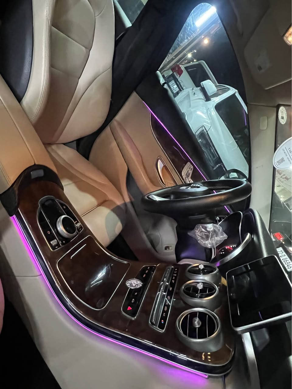 ماسلس ٢٠١٧
سيارةكة AMG
سيارةكة فولة بةس دةبل ماوس نية 
سيارةكة يةك جي كارتي هةية 
كلين داخيل بوة 
بي ژؤري بي ارباك 
گير مةكينة هةموي بةشةرت 
سياركة زؤر جوانة 
*********** أربيل, العراق
