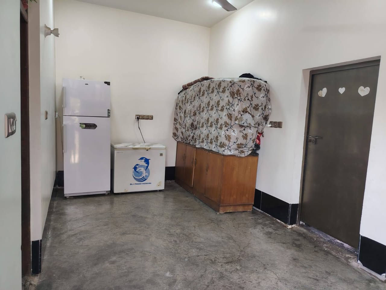 السلام عليكم
دار للبيع المساحه 140متر
بناء طابوك
يحتوي البيت 
استقبال 4×6
غرفتين نوم 4×5
مطبخ 3ونص×3ونص
صاله 3×6
حمام داخلي 160×160
ترك خلف البيت
مغاسل خارجيه

المكان/ بغداد/بسمايه/ قريه10 

***********/////***********
