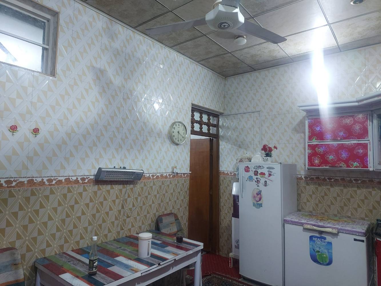 السلام عليكم ورحمة الله وبركاته. 
بيت في حي السلام خلف الشارع التجاري سلام غري مساحه 100 متر 5×20 يحتوي على غرفه + مطبخ + صحيات داخلية وخارجيه + غرفه  البناء جدا نظيف مع ارضيه مرمر تركي بيع مستعجل وبسعر مناسب جدا جدا 175 مع المجال البسيط .