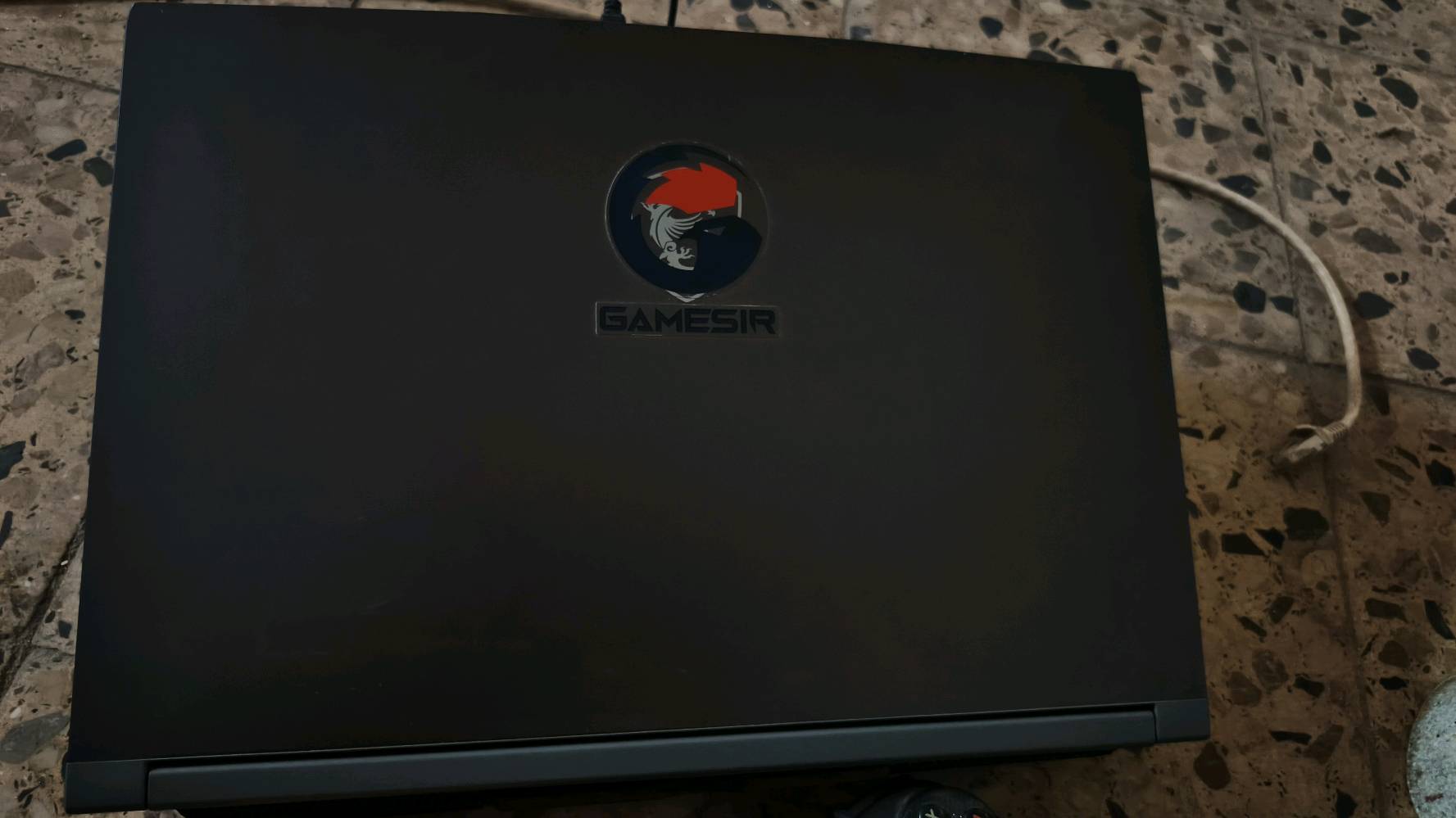 ​السلام عليكم..
للبيع لابتوب جيمنج من شركة MSI مستعمل نظيف جداً (أخو الجديد)، الكرتونة والشاحن الاصلي  مع كافة ملحقاته الأصلية. اللابتوب وياه بكج كامل للعب والتخزين، يعني تاخذه جاهز ما تحتاج تصرف عليه دينار.
​📌 مواصفات اللابتوب الأساسية:
​الموديل: MSI Thin 15 B13UCX

​المعالج: Intel Core i5 - الجيل الثالث عشر (13th Gen) - أداء عالي جداً وقوي بالألعاب والبرامج.

​كرت الشاشة: NVIDIA GeForce RTX 2050

​الرام: 16GB (نوع DDR4 بتردد 3200MHz)

​الشاشة: تردد 144Hz (تنطي أداء سلس جداً).

​نظام التشغيل: Windows 11 Home

​📌 التخزين (مساحة عملاقة للألعاب - أكثر من 2.7 تيرابايت):

​تخزين أساسي سريع جداً: 512GB NVMe SSD
​تخزين داخلي إضافي: 256GB Bullet SATA SSD
​هارد خارجي: Western Digital My Passport بحجم (2 تيرا بايت)

​📌 الملحقات الإضافية (البكج):
​يدة تحكم احترافية GameSir G7 SE: (مرخصة من إكس بوكس، دقيقة جداً وتدعم تعديل الـ Deadzone).

​يدة تحكم ثانية Redragon G710: (ممتازة وعملية).

​ستاند تبريد (Cooling Pad): للمحافظة على أفضل أداء وأقل حرارة أثناء الاستخدام الطويل.

​💡 ملاحظات:
​الجهاز والملحقات كلها نظيفة وبدون أي مشاكل أو عيوب.
​البيع للبكج كامل (اللابتوب + الأغراض).

​المكان: بغداد (أبو غريب).

​للاستفسار عن السعر أو التفاصيل، يرجى المراسلة على الخاص أو الاتصال على الرقم: [***********]