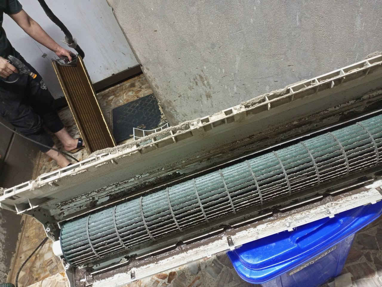 غسل وتنصيب انواع السبالت 
صيانه  شحن غاز
*********** واتساب 
العمل داخل الديوانيه فقط 
نشتري السبالت العاطله
