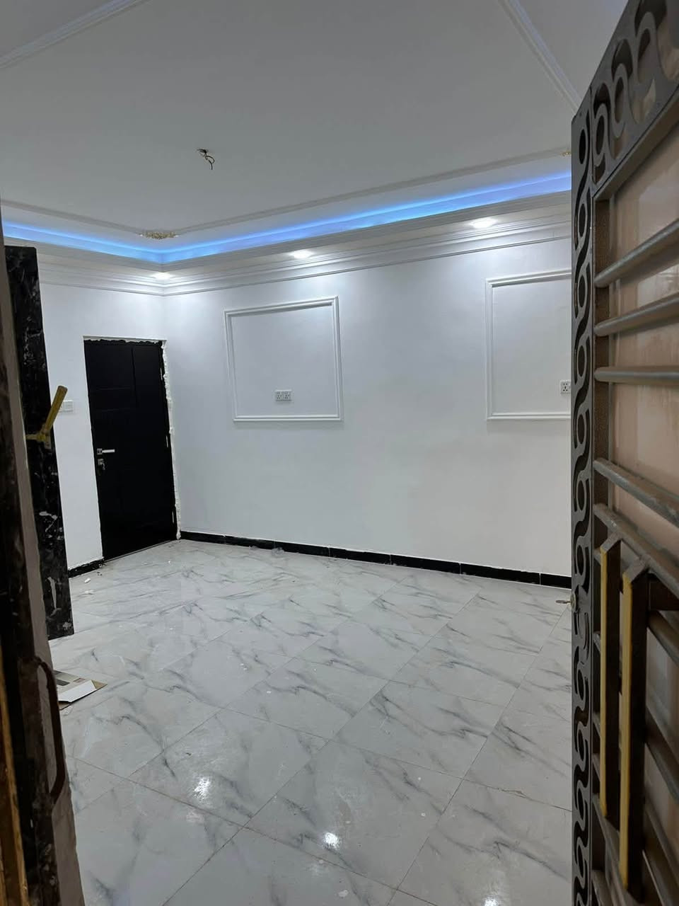 السلام عليكم بيت مساحه ١٥٠ متر بناء قديم ومرمم التنومه شارع ٤٠ قرب السوق البيت طابو صرف بسم شخص واحد السعر ١٣٥ مليون ***********
