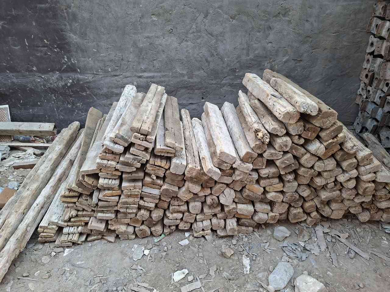 قالب خشب للبيع ٨ مكاعب مع ١٧٥ جك عنوان حلة مركز للأستفسار الأتصال ***********
