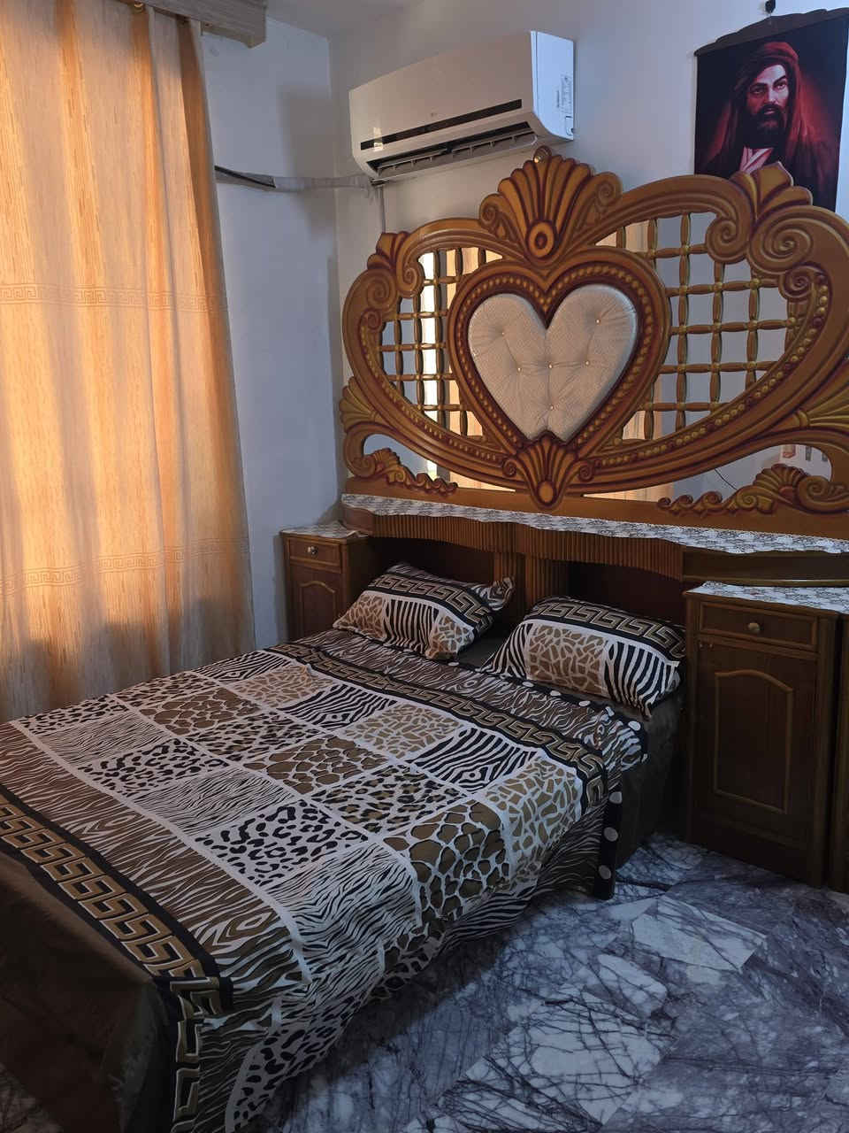 ميز تواليت مع جربايه نجاره نضيفات ٢٥٠ وبيهن مجال
***********
