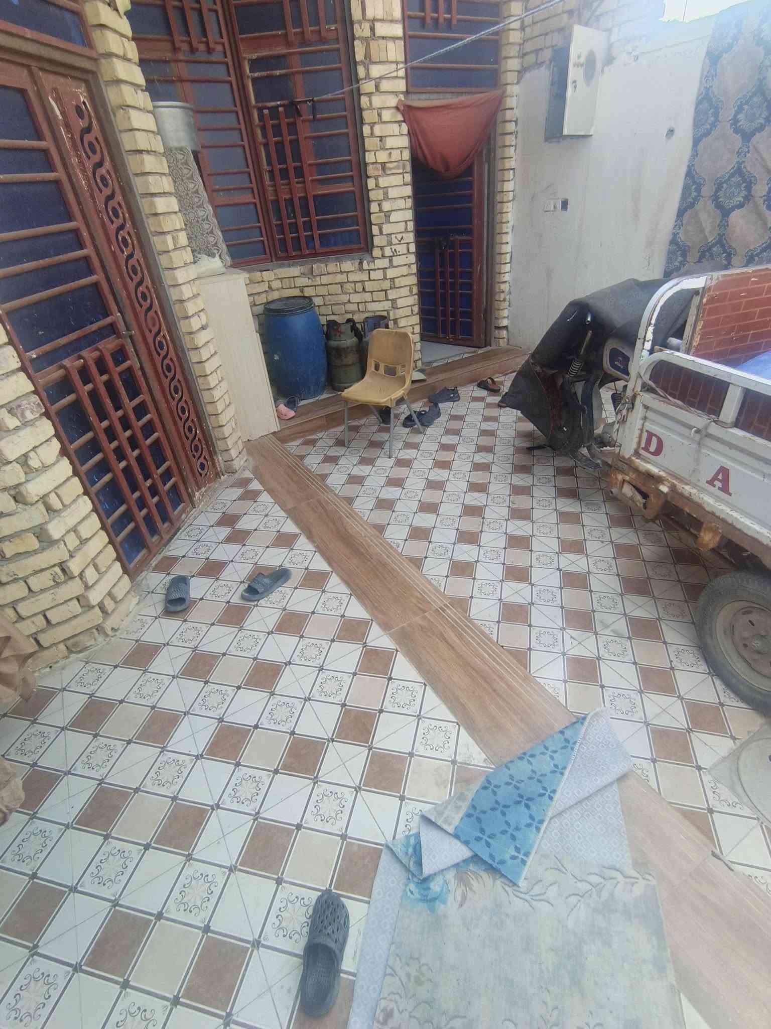 سلام عليكم بيت م150 غرفتين وصاله واستقبل وصحيات داخليه وخارجية يبعد عمن المستشفى التركي 800متر سعره 95وبي مجال *********** واتس واتصال
