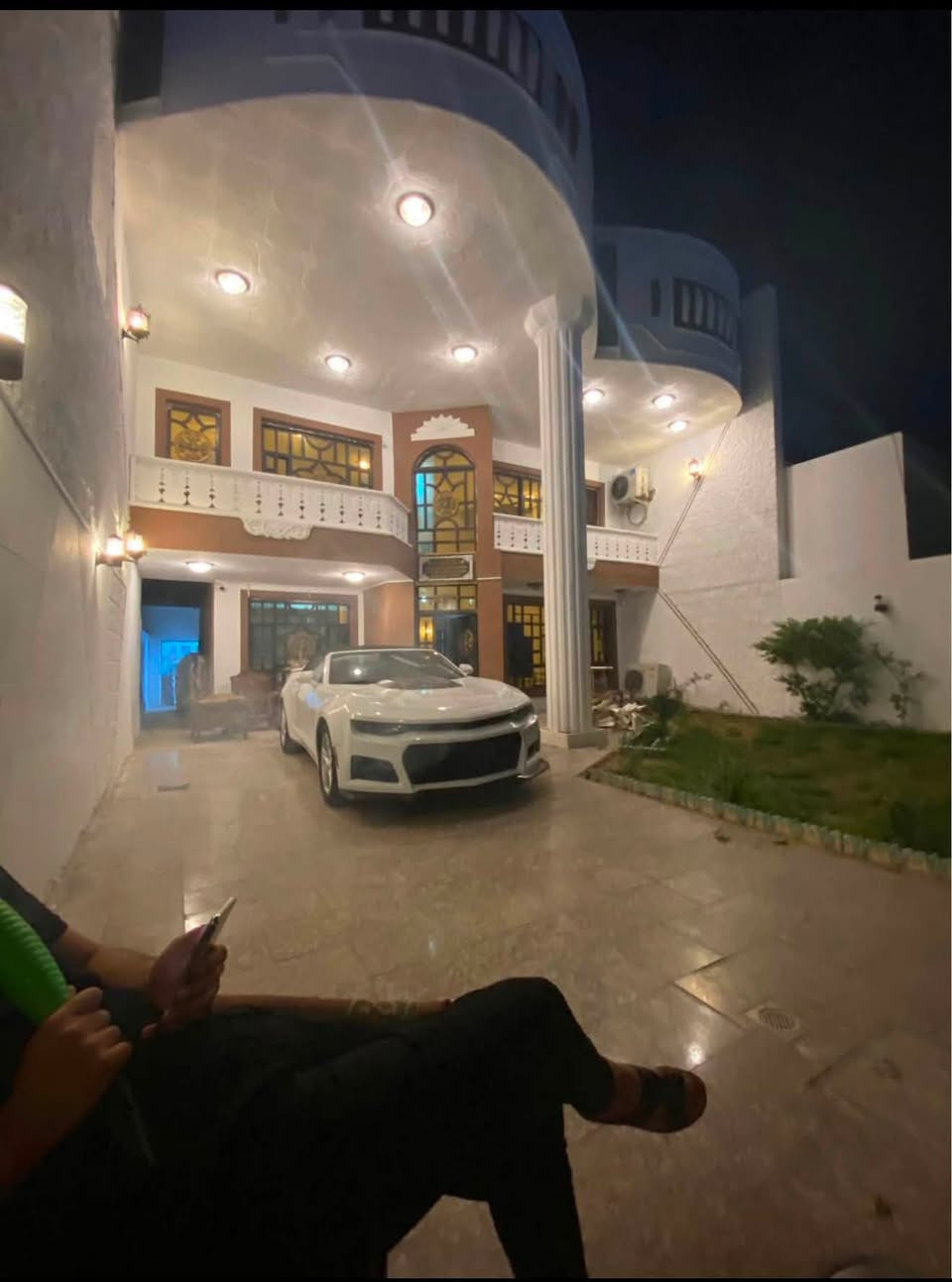 بيت للبيع العنوان بغداد البلديات محله738البلوك الاول في فرع سوبر جكن المساحه 315متر الواجهه 10ونص النزال 30
سعر المتر مليونين و350 
للاتصال***********
