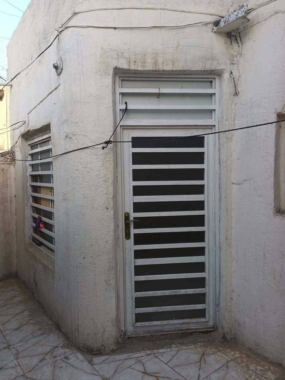 السلام عليكم بيت ٨٠ متر للبيع غرفة نوم جبيرة وسويت داخلي منور جانبي  سندوج وهول ومطبخ عكادة وصحيات خارجي وطرمة البيت ارضية سيراميك نضيفة جدا يرادلة صبغ بسيط خدمات كاملة كهربائياتة كاملة مي ومجاري وتبليط بستان الجمعية خلف مدرسة البشير للراغب التواصل على الرقم عالفيس ما متواجد ***********
