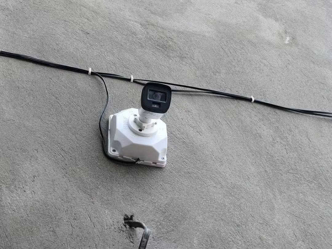 جانب من أعمالنا اليوم في تنصيب وبرمجة كاميرات المراقبة لتغطية كل زاوية بدقة عالية. هدفنا مو فقط نصب كاميرات، هدفنا نخلي عينك على بيتك أو محلك 24 ساعة وأنت مرتاح البال.

​🔧 دقة في التثبيت.
🔌 ترتيب أسلاك احترافي.
📱 ربط مباشر على الموبايل.
 🛡ضمان على التنصيب.

​اتصل بنا الآن وخلي مكانك آمن: [***********] 👇

نص مكتوب في الصور:
- المهندس لكاميرات المراقبة تجهيز و تنصيب و صيانة أفضل الماركات العالمية ***********