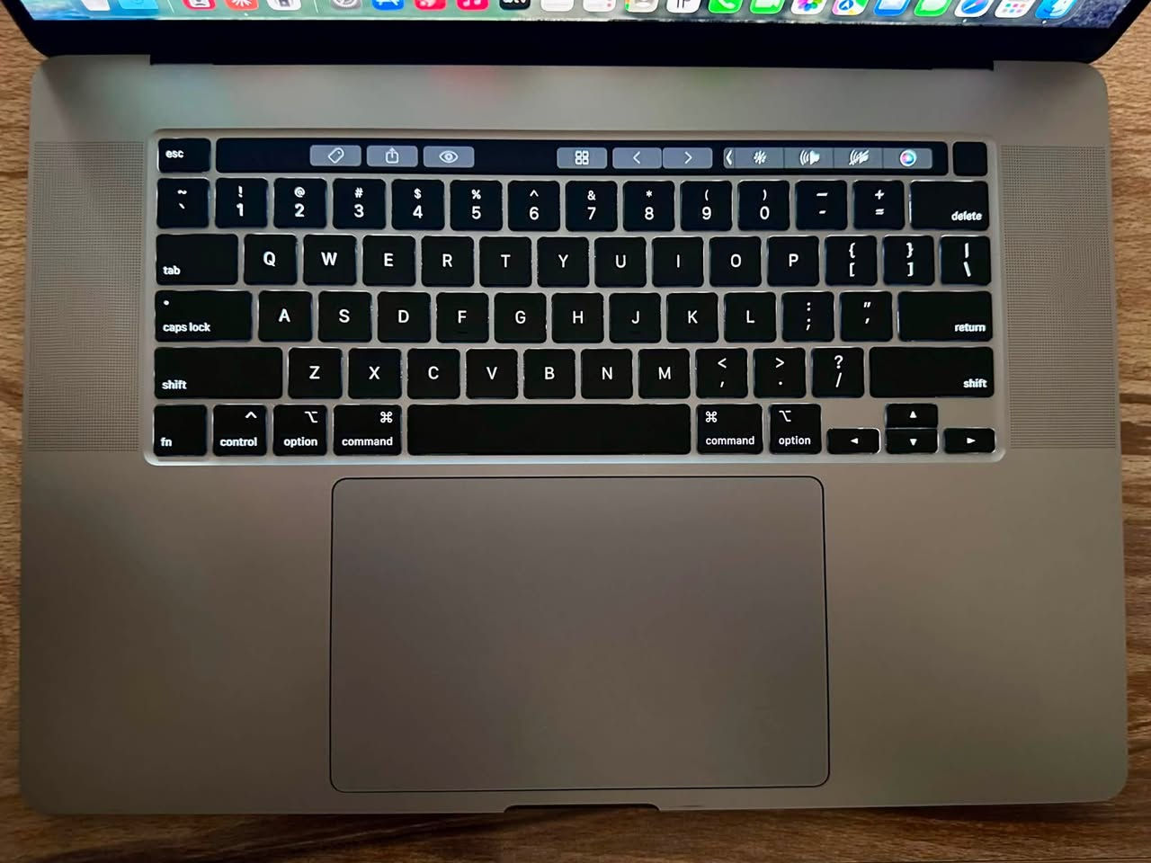 MacBook Pro 16” 2019
للبيع MacBook Pro 2019 بحالة ممتازة جدًا، مناسب للمونتاج والتصميم والأعمال والاستخدام الاحترافي.

🔹 المعالج: Intel Core i7

🔹 الرام: 16GB DDR4

🔹 التخزين: SSD 512GB

🔹 الشاشة: Retina 16” بدقة 3072×1920

🔹 الرسوميات: Intel UHD Graphics 630 + AMD 4GB

🔹 البطارية:  200 دورة شحن 🔋

🔹 حالة البطارية: Normal

🔹 النظام: macOS Tahoe 26.3.1

🔹 الموديل: MacBookPro16,1

🔹 الجهاز نظيف جدًا والهيكل والشاشة والكيبورد بحالة ممتازة.

💰 السعر: 800,000 دينار عراقي

المكان : كربلاء ومتوفر توصيل 

واتساب : ***********
