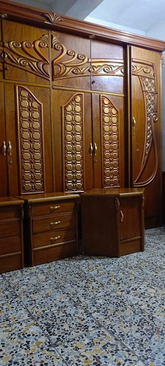 غرفة نوم صاج من الداخل والخارج شغل الصالحية تتكون من ست ابواب مع ملحق
هي 8قطع 

العنوان الغزالية الشارع العام قرب شارع المركز 

رقم موبايل ***********///***********
