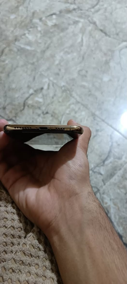 سلام عليكم آيفون اكس إس ماكس ذاكره 64بطارية 79 ما مفتوح برغي واحد ونضافه فول زلغ مابي كامرات فول جهاز فقط من حدثت فيس إيدي صار مشكلة للبيع السعر 180وبي مجال /***********

