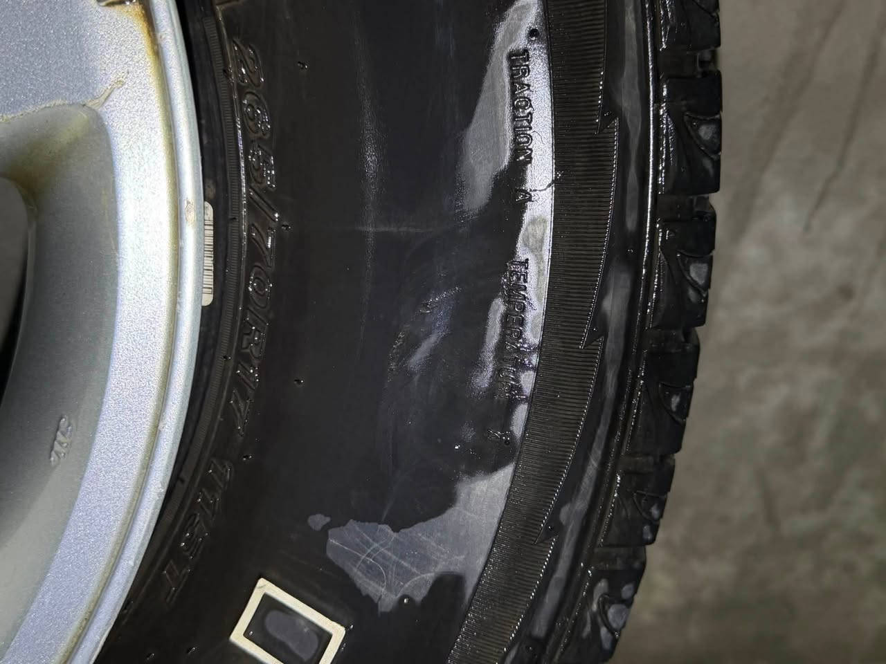تاير + ويل كب جديد جيب حجم 17
265/70 R17 115T
للأتصال ***********
