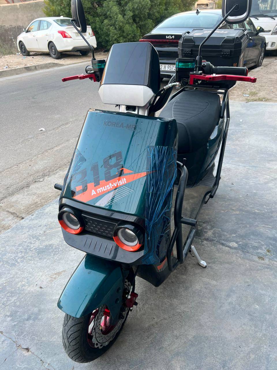 للبيع 
دراجة mr ٣١٨ ٢٠٢٦ الكورية ( استعمال شهر واحد فقط ) بعدها جديدة بيها ٦ بطاريات وحجم الملف ٣٠٠٠ بسرعه ١٠٠ حقيقي وبيها ٤ سرعات وجهاز إنذار من السرقه وبالإضافة إلى بريك من السرقة وبيها صندوق بوكس والإضافة إلى صندوق جوة الكشن وخوذة كذلك ودبل شاره واشارات جانبيه يمنه ويسره ولايت عالي وناصي وتشتغل عن طريق المفتاح وكارت ذكي كذلك وبصمه هم وبيها ستاندين واحد جانبي وواحد ثنائي جبير والدراجة مدرعة بحديد حماية من الجوانب 

 السعر ٨٥٠ الف
وين موقعك بالضبط؟ وأي منطقة/محافظة حتى المشتري يعرف إذا يگدر يجي يشوفها؟: 
بغداد / حي الجهاد 
كم أمبير البطاريات بالضبط؟ وكم تمشي بالشحنه الواحدة تقريباً؟: 
36 امبير وتمشي من ٧٠ إلى ٩٠ كيلو حسل وزن الشخص 
بيها أي ملاحظات أو عيوب ولو بسيطة؟ خصوصاً بالنظام الكهربائي، البريك، أو التواير.: 
مابيها اي عيوب
الأوراق/السنوية أو رقم الشاصي موجودات لو لا؟: 
.
السعر نهائي لو بيه مجال بسيط للمساومة؟ وتقبل فحص قبل الشراء؟: 
٨٥٠ الف