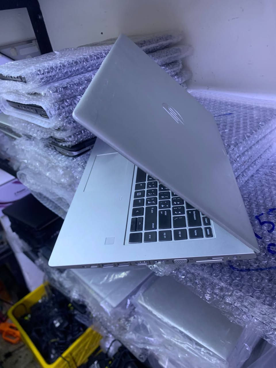 🔥 HP ProBook 640 G5 – جهاز عملي ومتين للعمل والدراسة 🔥
💻 المواصفات: 🔹 المعالج: Intel Core i5 الجيل الثامن
🔹 الرام: 8GB DDR4
🔹 التخزين: 256GB SSD
🔹 الشاشة: 14 إنج
🔹 كرت الشاشة: Intel UHD Graphics
🔹 يدعم Wi-Fi وBluetooth وكاميرا مدمجة
🔹 قابل لترقية الرام والتخزين

⚡ الأداء: جهاز من فئة الأعمال الاحترافية، مناسب للطلاب والموظفين وأصحاب الأعمال. يوفر أداءً ممتازًا للتصفح، برامج الأوفيس، المحاسبة، الدراسة الأونلاين والاستخدام اليومي مع سرعة واستقرار عاليين.

✅ هيكل قوي ومتين
✅ سرعة ممتازة بفضل SSD
✅ مناسب للدراسة والعمل المكتبي
✅ بطارية جيدة للاستخدام اليومي
✅ يدعم Windows 10 و Windows 11

🔸 ملاحظة: الجهاز مستعمل (باله) بحالة جيدة ومفحوص وجاهز للاستخدام.
📞 للاستفسار والحجز: ***********
#HP #ProBook640G5 #باله #لابتوب_مستعمل #حاسبات #لابتوبات #بيع_وشراء_الحاسبات #بغداد
