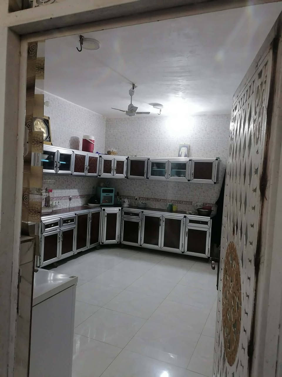 يوجد بيت للبيع مساحه 210متر طابو صرف بناء طابوك عكاده بالقرب من المحكمه والدلال موقع تجاري الطابق الأول متكون من غرفتين وصاله ومطبخ وبراني وصحيات داخليه وخارجيه وطابق ثاني ثلث غرف وحمامات السعر خاص ***********واتساب. متواجد
