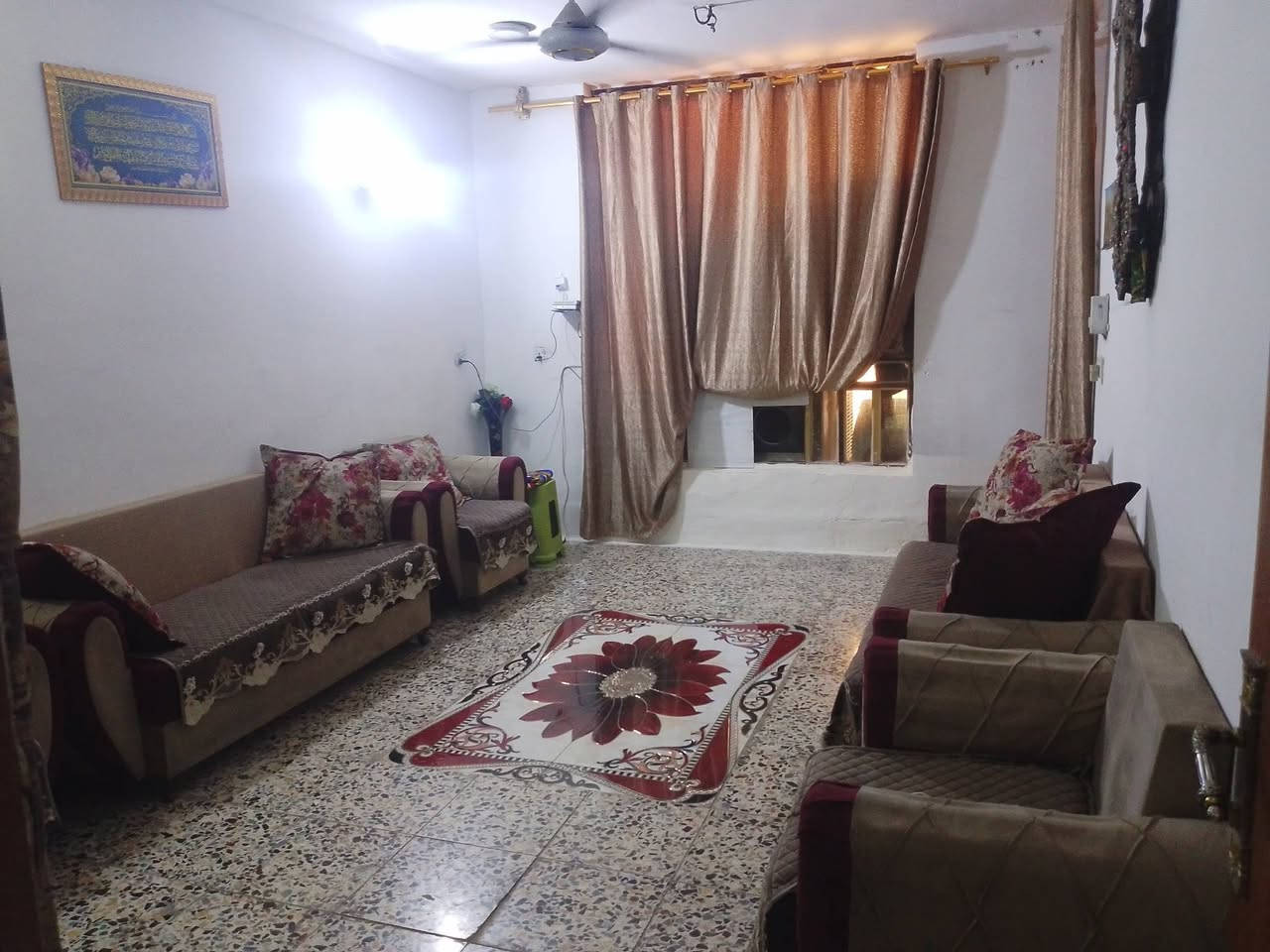 بيت البيع مساحه 180متر زراعي يحتوي على 4غرف مطبخ واستقبال وصاله جسر ديالى حي لسلام قرب شبكته ابو سماعيل سعره على الخاص ***********
