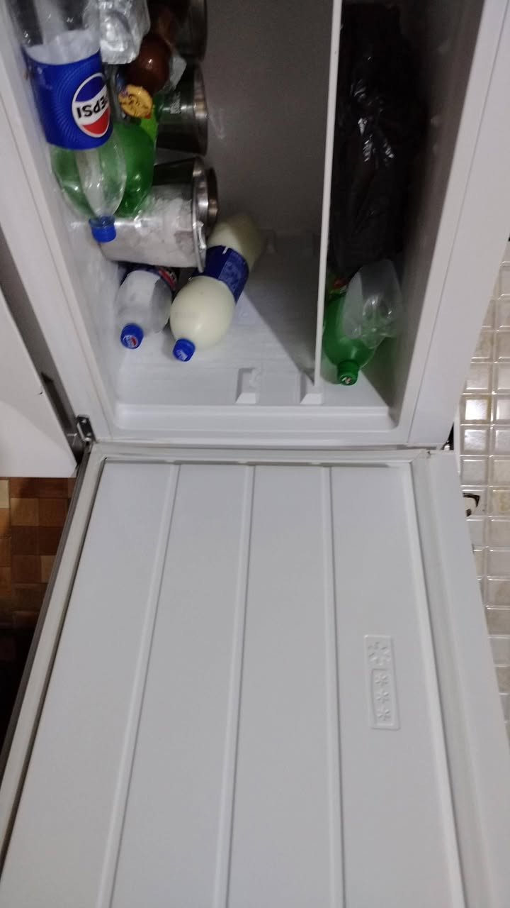 ثلاجه البيع مستمله اسمهه فيستل الحجم 24 سعر 300وبيهه مجال مكان سبعه نسان ***********
