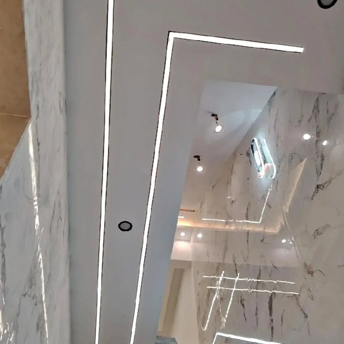 🏠 جدد بيتك بأحدث صيحات الديكور الحديث!
 تنفيذ إطارات الجدران (بانوهات) بدقة عالية.
 تركيب بديل الخشب بديكور مضلع مميز.
 إنارة مخفية وسقفية تبرز جمال الجدران.
 أصباغ هادئة وعصرية تناسب جميع الأذواق.
📍 أصباغ وديكورات تكريت
📞 للحجز والاستفسار: ***********
