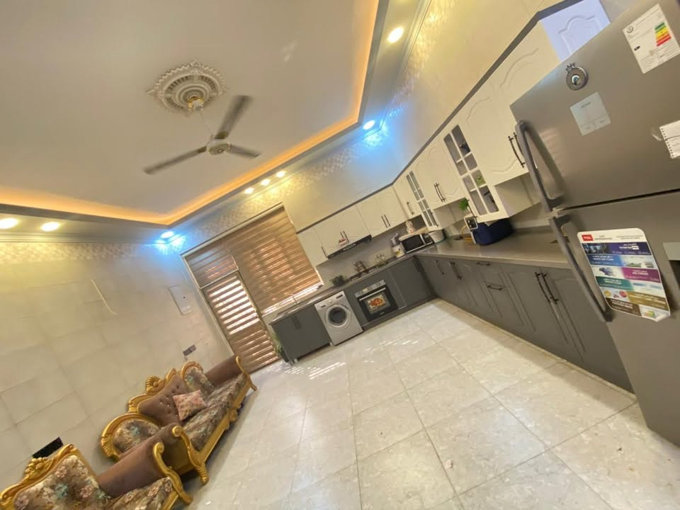 🏠 بيت للبيع مؤثث بالكامل – موقع مميز في كربلاء المقدسة 🏠
فرصة استثمارية وسكنية ممتازة للراغبين بالراحة والمساحة الواسعة والخدمات المتكاملة!
📍 الموقع: كربلاء المقدسة – خلف جامعة العميد – نهر الهندية (شارع مكتب الشريفي).
📜 السند القانوني: طابو زراعي (سند 25 رتبة).  
📐 المساحة والواجهة:  
 المساحة: ربع دونم (625 متر مربع).  
 الواجهة: 13 متر.  
✨ مواصفات البيت والتقسيم الداخلي:
 🛏️ 3 غرف نوم ماستر ().
 🛋️ صالة معيشة كبيرة جداً.
 🚪 استقبال ضيوف واسع.
 🍳 مطبخ نظام (حار / بارد).
 🌳 حديقة كبيرة واسعة.
 🛋️ البيت يباع مؤثثاً بالكامل بأثاث فاخر وجاهز للسكن فوراً.
السعر ٤٢٥ مليون 
 ⚡💧 خدمات كاملة (ماء، كهرباء، وطرق مخدومة).
📞 للاستفسار أو حجز موعد للمعاينة:
يرجى التواصل عبر الاتصال أو الواتساب على الرقم:
[ *********** ]
