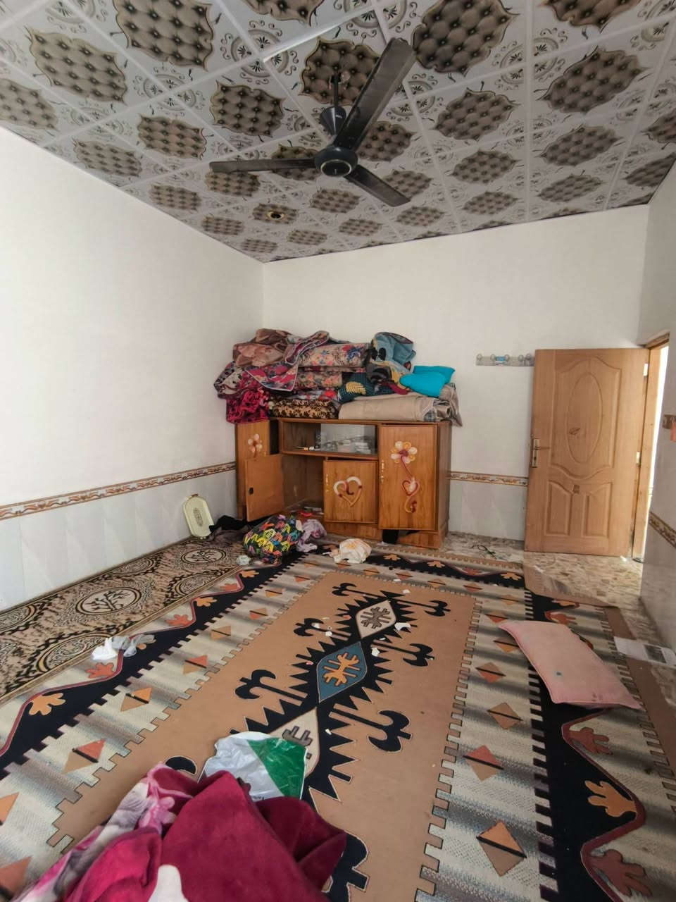 دار للأجار مساحه 100 متر نضيف 
يحتوي على غرفه وصاله ومطبخ واستقبال مغاسل داخليه و خارجيه 
تانكي وسخان وخط مولده وخط وطني جيب غراضك وكعد 
الموقع الكوفه البراكيه شارع المطار القديم مقابيل صيدليه صفاء عبد الرضا 
سعر الاجار 175قفل لكل شهر 
للتواصل الاتصال على الرقم *********** أو مراسلة الصفحه مكتب الياسري للعقار والمقاولات
