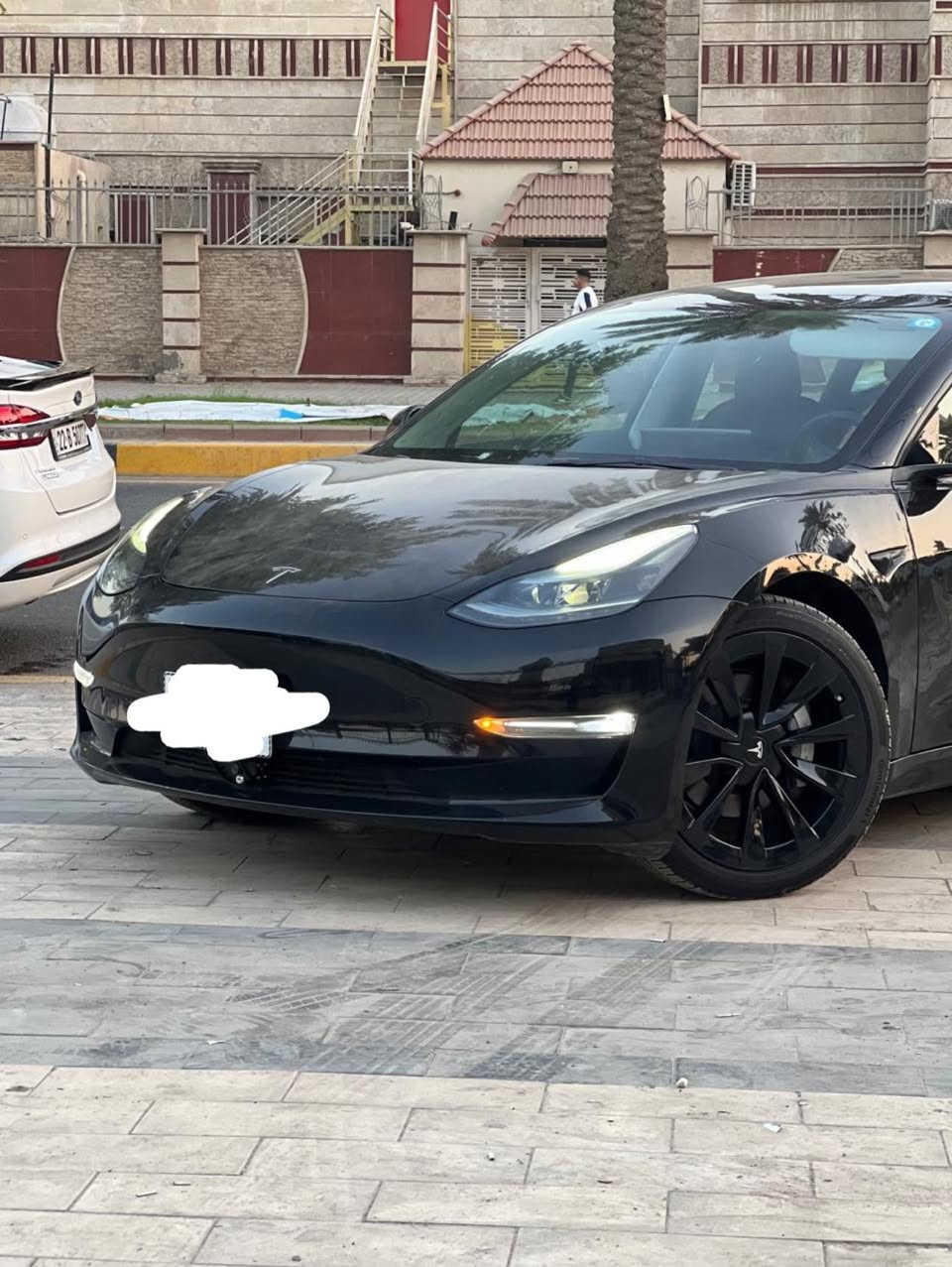السلام عليكم 
⚡ للبيع: تيسلا موديل 3 (Tesla Model 3 Dual Motor 2023) ⚡
المواصفات والحالة التفصيلية:
رقم بغداد 
• الموديل: 2023
• الفئة: Dual Motor (دفع رباعي - AWD)
• المسافة المقطوعة: 33,000 كم فقط
• حالة البودي والضرر:
• 3 قطع صبغ.
• تعديل على البارد بالجاملغ  الأيسر (جهة السايق).
• الإيرباكات: سليمة 100% (بدون إيرباك).
• الحالة الفنية:
• السيارة أونلاين ومربوطة على تطبيق تيسلا الرسمي .
• نظيفة جداً وميحتاج لها أي صرف نهائياً.
📞 للتواصل والمكان:
• المكان: بغداد
• رقم التواصل: 
***********
