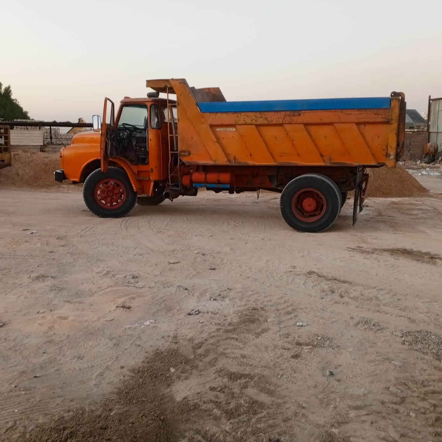 سلام  عليكم البيع مان موديل 82 مكينه بيهه تبخير شاصي بي فطر من كدام رقم سنويه جديده  رقم صاحب السياره /***********/
