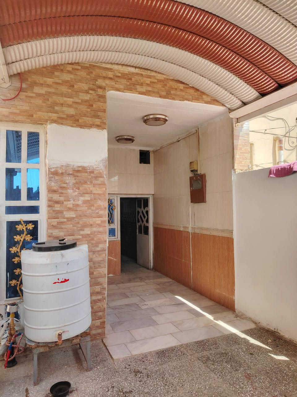 .
السلام عليكم عندي بيت درجه اوله بناء و موقع مساحه 110 طابقين موقعه كلش حلو تكدر تجي من شارع سالم او من الجمهوري او من حي الوحده هوه بنص صاير يتڪون من كراج جبير وصحيات داخليه وخارجيه وبراني وصالتين و غرفتين اكبار كلش ومطبخ واسع البيت متعوب عليه الارضيه مرمر كل البيت ومابي نقص اي شي كامل السعر خاص واليريد يجي يشوفه هاي صفحتي يتواصل وياي وهاذه رقمي *********** 
سعر البيت 97وبي مجال
