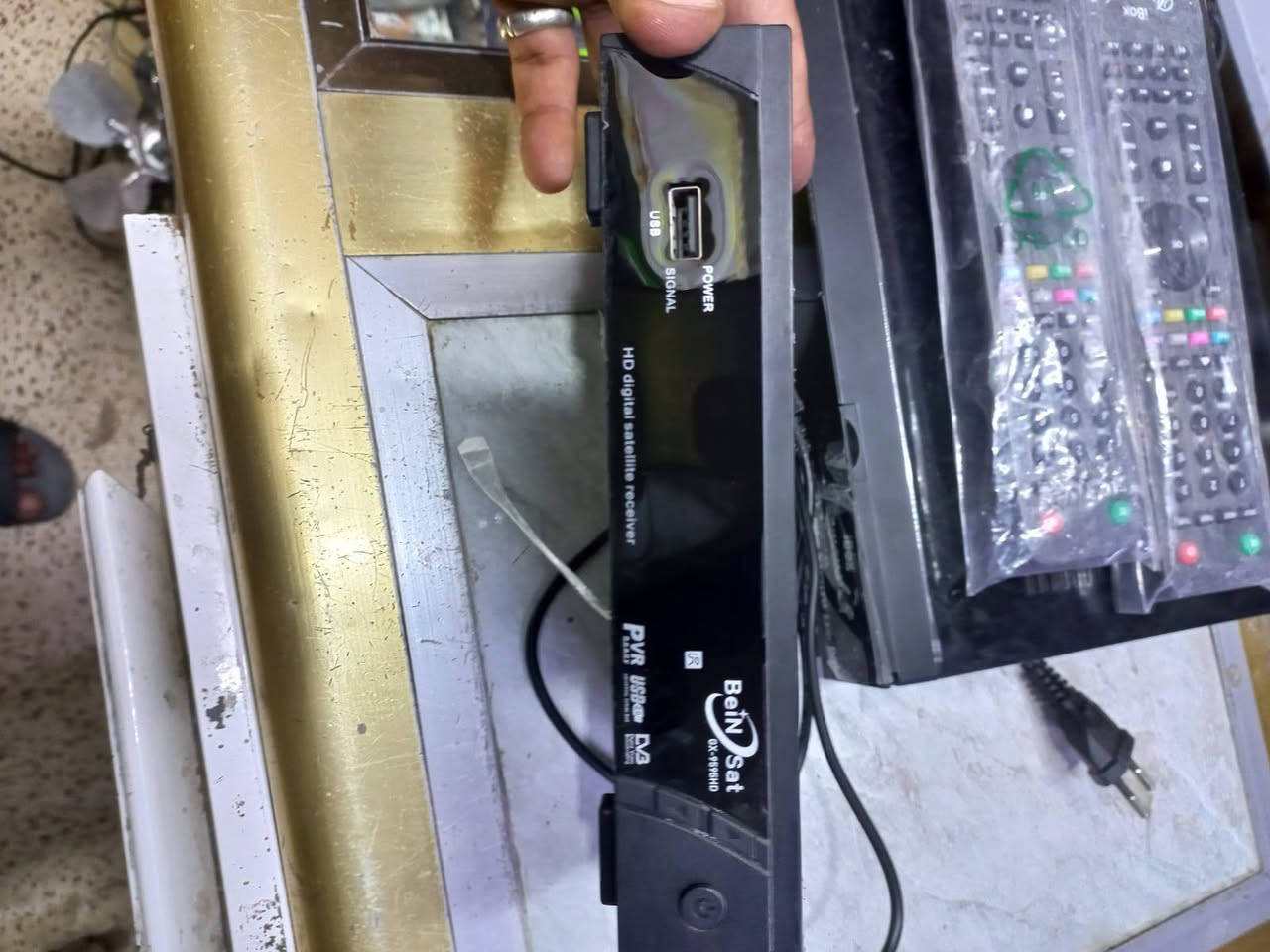 سلام عليكم ستلايتات عدد 3 هنة وريمونتاتهن شغالات فقط CBox يرادله فرمته أو تحديث ماعرف بغداد ***********
