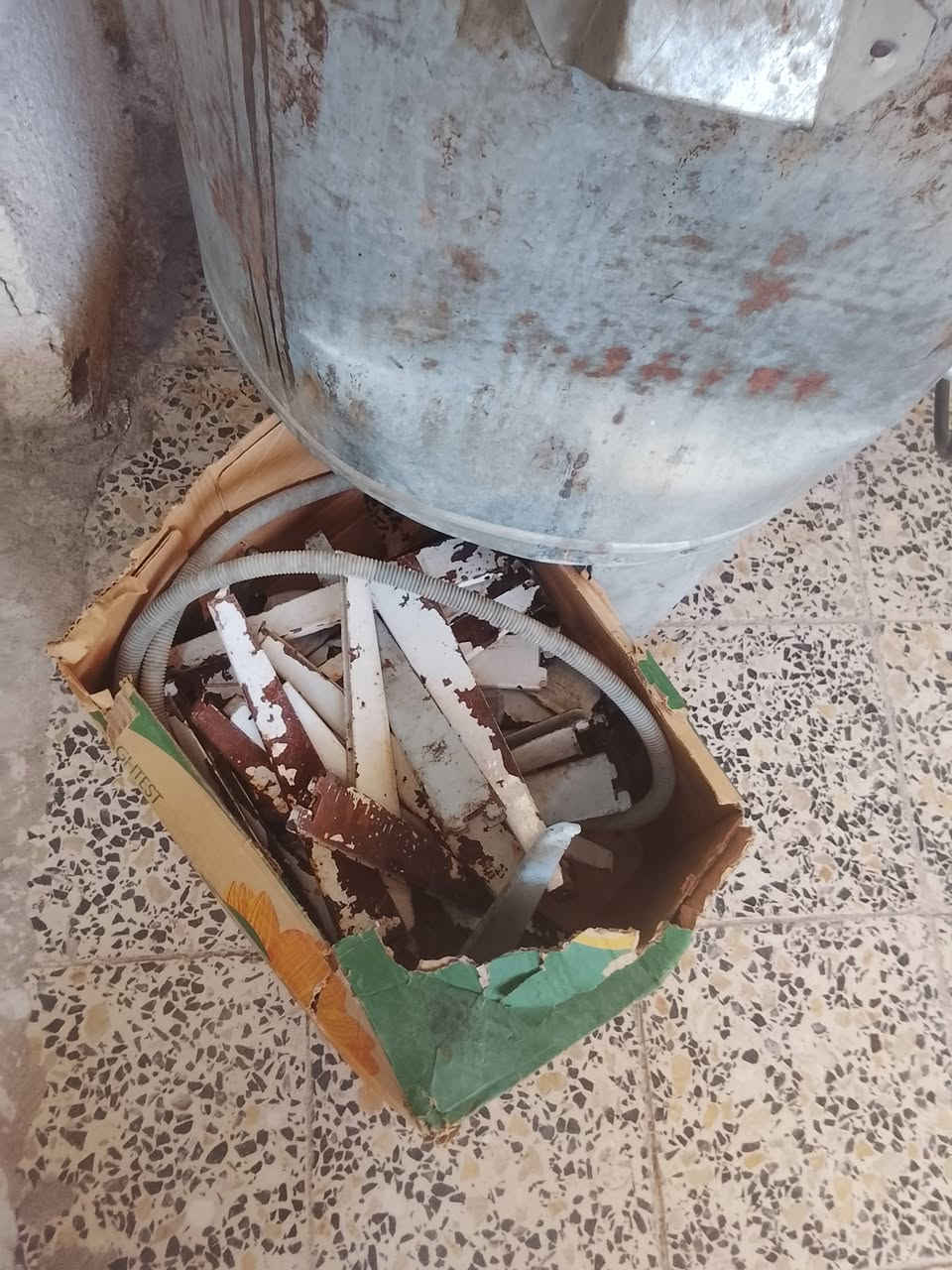 السلام عليكم رفوف للبيع بسعر مناسب وياهن سفينه الطوب مترتين الشراي بخدمته رفوف مالات 
077327827
