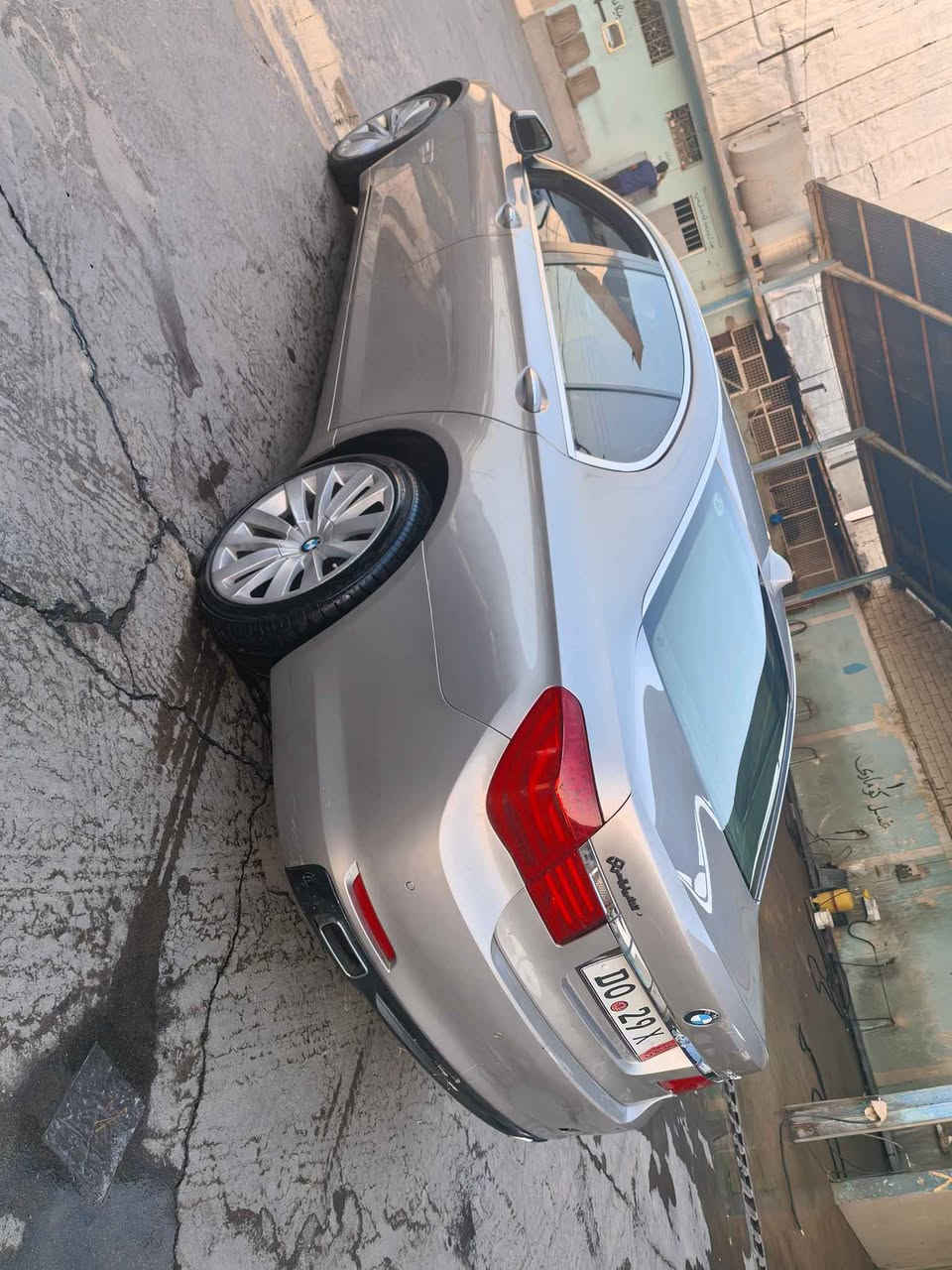 بي ئيم ٢٠١٢ دوبه يي فول فول بي سبوغ بي براوه گير و مه كينه توند و تؤلي كاره بايي هه موي به شه رت شوين مصيف كؤري
 *********** شقلاوة, أربيل

نص مكتوب في الصور:
- BMW
- دوبـي ساغ فول فول 2012 BMW ***********