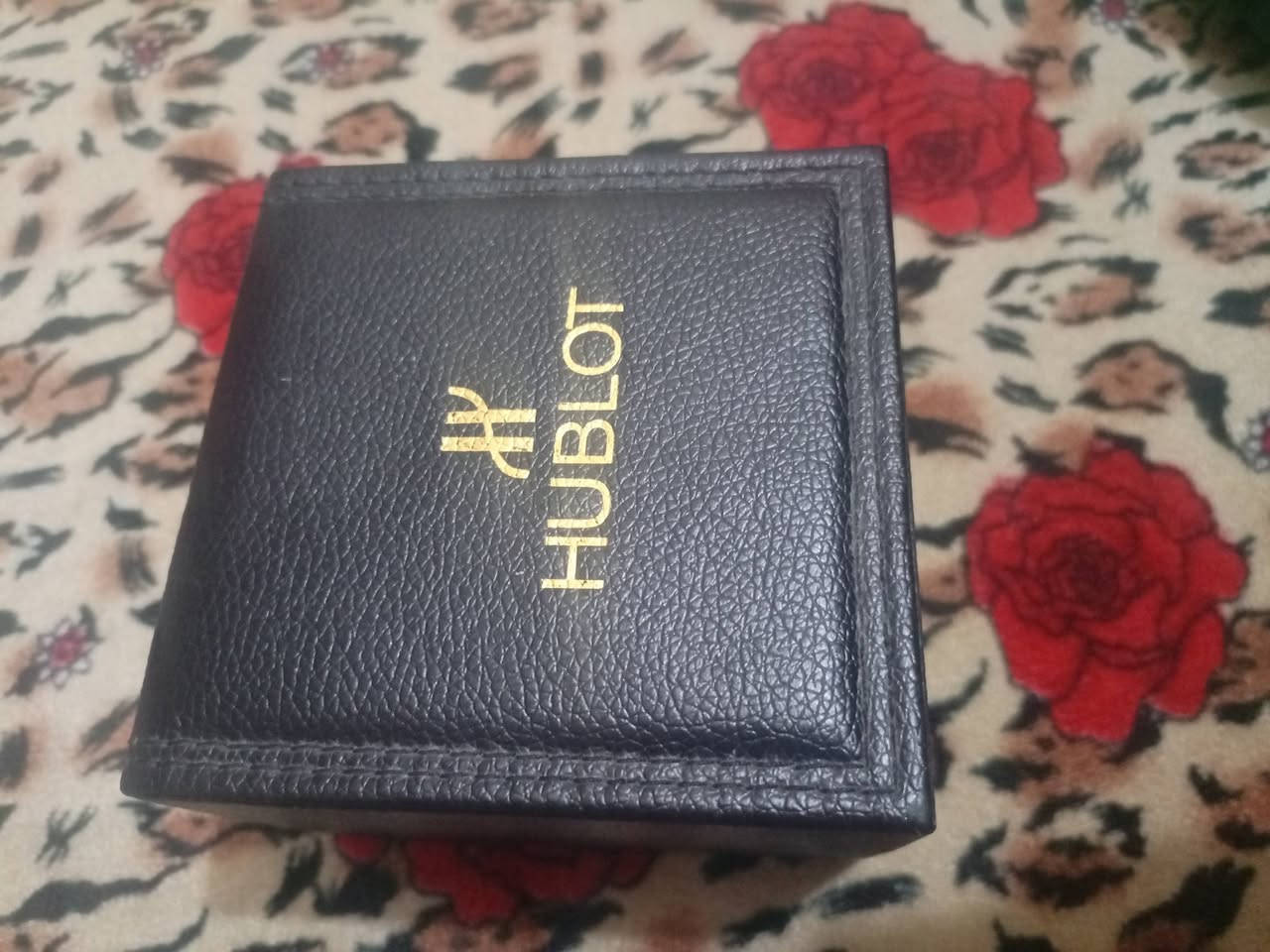 ماركه HUBLOT  اصليه  *********** بغداد

نص مكتوب في الصور:
- ٥:١٠ م 78 G وضع AI الكل المطابقات التامة المحتوى المطابق مرئيًا هذه الساعة هي ساعة Hublot Classic Fusion Chronograph الفاخرة، والتي تتميز بتصميمها الكلاسيكي المعاصر الذي يدمج الطابع الرياضي والأناقة الرسمية. eBay إليك أبرز مواصفات وتفاصيل هذا الموديل الموضح في الصورة: التصميم والمواصفات الأساسية الهيكل (Case): مصنوع من التيتانيوم المصقول والمقاوم للصدمات، مع الإطار الشهير المثبت بـ 6 براغي على شكل حرف "H" المميز لماركة هوبلو. الميناء (Dial): يأتي بلون فضي أوبالين (Opalin) مع عقارب ومؤشرات فضية مصقولة تعكس الضوء بوضوح. الوظائف (Functions): تحتوي على وظيفة الكرونوغراف (التوقيت الرياضي) مع وجود عدادين فرعيين داخل الميناء الرئيسي، بالإضافة إلى نافذة لعرض التاريخ عند مؤشر الساعة 6. الحزام (Strap): تأتي الساعة غالباً بحزام مدمج يجمع بين المطاط (الرابر) من الداخل لراحة اليد، وجلد بإمكانك السؤال عن أي موضوع