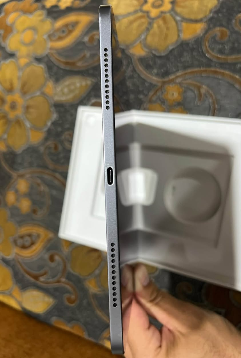 للبيع(iPad Air 4) ذاكرة 64 السعر 300 ألف/ ملاحظة: البصمة بي غير شغالة مشخوطة موضحة في الصورة . الهاتف *********** مكاني قرية أبو خريبيش

نص مكتوب في الصور:
- ١٢:١٠ ص الثلاثاء ٢٢ أيلول ٥٩٪ حول الاسم iPad إصدار iPadOS 26.5.2 اسم الطراز iPad Air (الجيل الرابع) رقم الطراز MYFM2LL/A الرقم التسلسلي GG7DXBWXQ16M الأغاني . الفيديوهات . الصور . السعة ٦٤ غ.ب. متوفرة ٤٦,٦١ غ.ب. عنوان Wi-Fi 14:88:E6:6D:35:0B Bluetooth 14:88:E6:74:1F:B5 SEID إعدادات ثقة الشهادة بحث حساب Apple سجل الدخول للوصول إلى بيانات iCloud و App Store وخدمات Apple والمزيد. إنهاء إعداد iPad نمط الطيران Wi-Fi AndroidAP9f1c Bluetooth غير متصل البطارية عام تسهيلات الاستخدام البحث الشاشة الرئيسية ومكتبة التطبيقات الكاميرا تعدد المهام والإيماءات خلفية الشاشة شاشة العرض والإضاءة قلم Apple مركز التحكم Siri
- البصمة