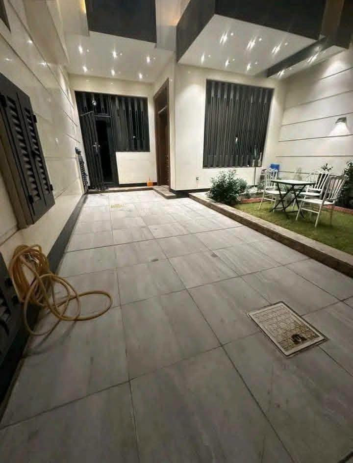 دار للبيع-موقعه البنوك مربع الفتلاوي بناء حديث درجة اولى
للتواصل /*********** 
( المساحه ١٨٠ متر) 
يحتوي على :
-اربعه نوم سويت 
-استقبال
-ومطبخ حار بارد 
-صاله كبيره 
-كراج سيارات وحديقة داخلية وخارجية 
-الواجهه مرمر ارضيات مرمر 
-بناء حديث درجة اولى بناء سنة ٢٠٢٤
علماََ توجد لدينا عروض اخرى بمساحات مختلفه 

نستقبل عروضكم كافة وتسويقها مجاناََ

ونستقبل طلباتكم كافة وتوفيرها باسرع وقت 

للتواصل والاستفسار شركة كل العرب 
موقعنا-البنوك شارع الكنيسة مجاور روضه البنوك الأهلية  
الشركه مجاز رسميا من قبل غرفة تجارة بغداد.
شهاده وكيل عقاري معتمد من منصه عقاري

نص مكتوب في الصور:
- دارك للأستثمار والعقار للتواصل /***********