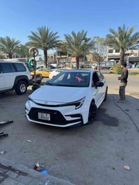 للبيع كورلا 2025 GR ماشيه 5600 المواصفات 4 كامرات داخل جلد احمر ودشبول...