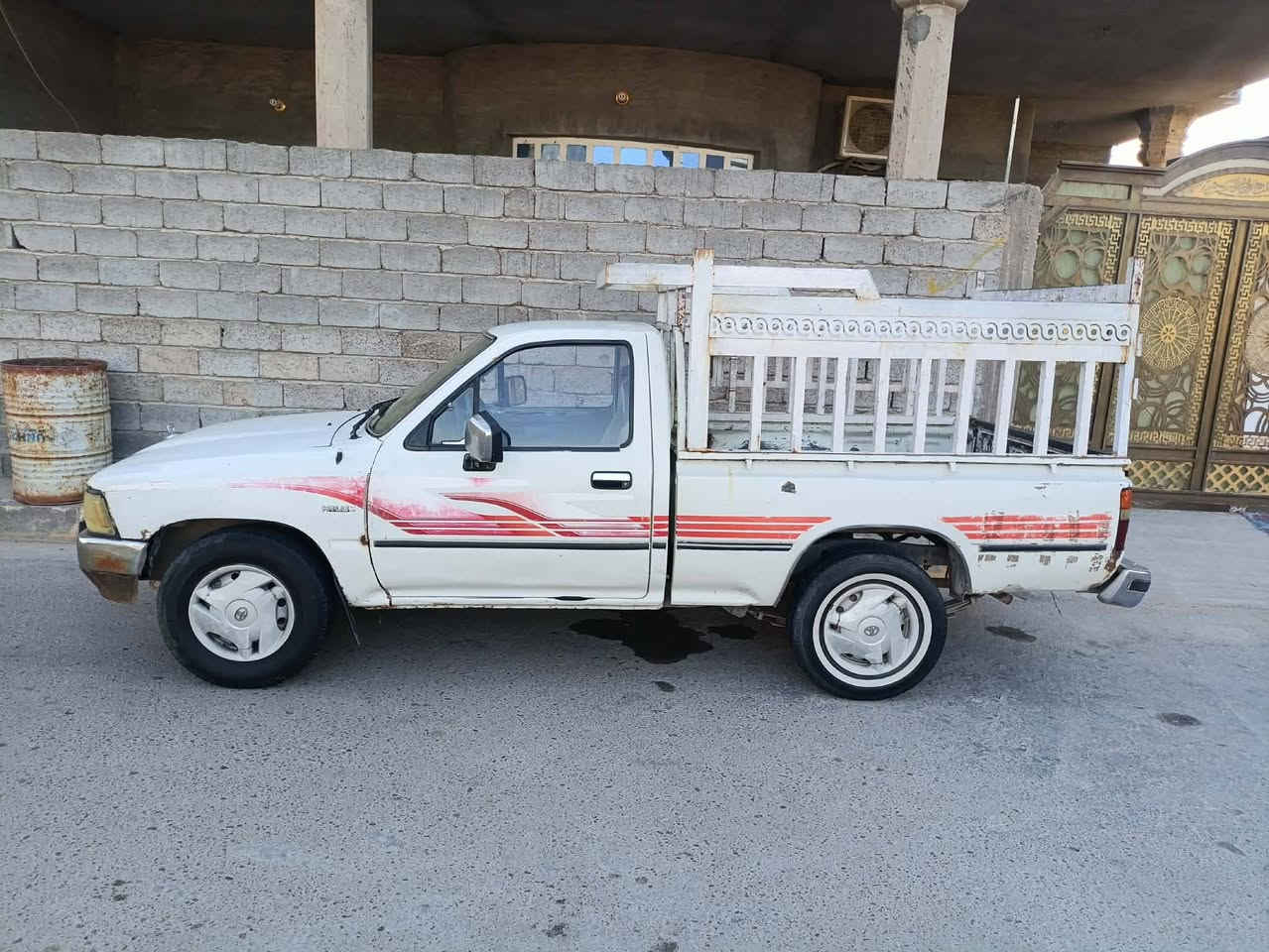 المحرك: محرك بنزين كربوريتر الشهير (عزم وقوة بالتحميل) وصيانة اقتصادية جداً.
🕹️ ناقل الحركة: جير عادي (يدوي) 5 سرعات، قوية جداً بالمرتفعات والطرق الخارجية.

🛞 الشكل الخارجي: صبغ نظيف مع الخطوط والستيكرات الجانبية الكلاسيكية المميزة، مجهزة بقماري (قفس) حديد خلفي جاهز للتحميل والأعمال.

🛋️ الداخلية: مقاعد مريحة ونظيفة، الديكورات الداخلية بحالة جيدة جداً، جام (نوافذ) يدوي هندل الأصلي.

⛓️ نظام الدفع: دفع خلفي (4x2)، سست خلفية قوية تتحمل الأوزان الثقيلة بدون أي مشاكل.

ملاحظات إضافية:

السيارة مسرفسة وجاهزة للاستخدام الفوري، ما تحتاج مصاريف.

لغرض الشغل، التوصيل، أو حتى للاقتناء لعشاق الهايلوكس القديم.

📍 المكان: العراق / [الانبار الفلوجه الكرمه]
💵 السعر: [53ورقه] (قابل للتفاوض البسيط للشراي الجاد)سنويه لغاية 2029
📞 للتواصل والاستفسار: [***********

(ملاحظة: المعاينة خير برهان، يرجى الاتصال للجادين فقط
