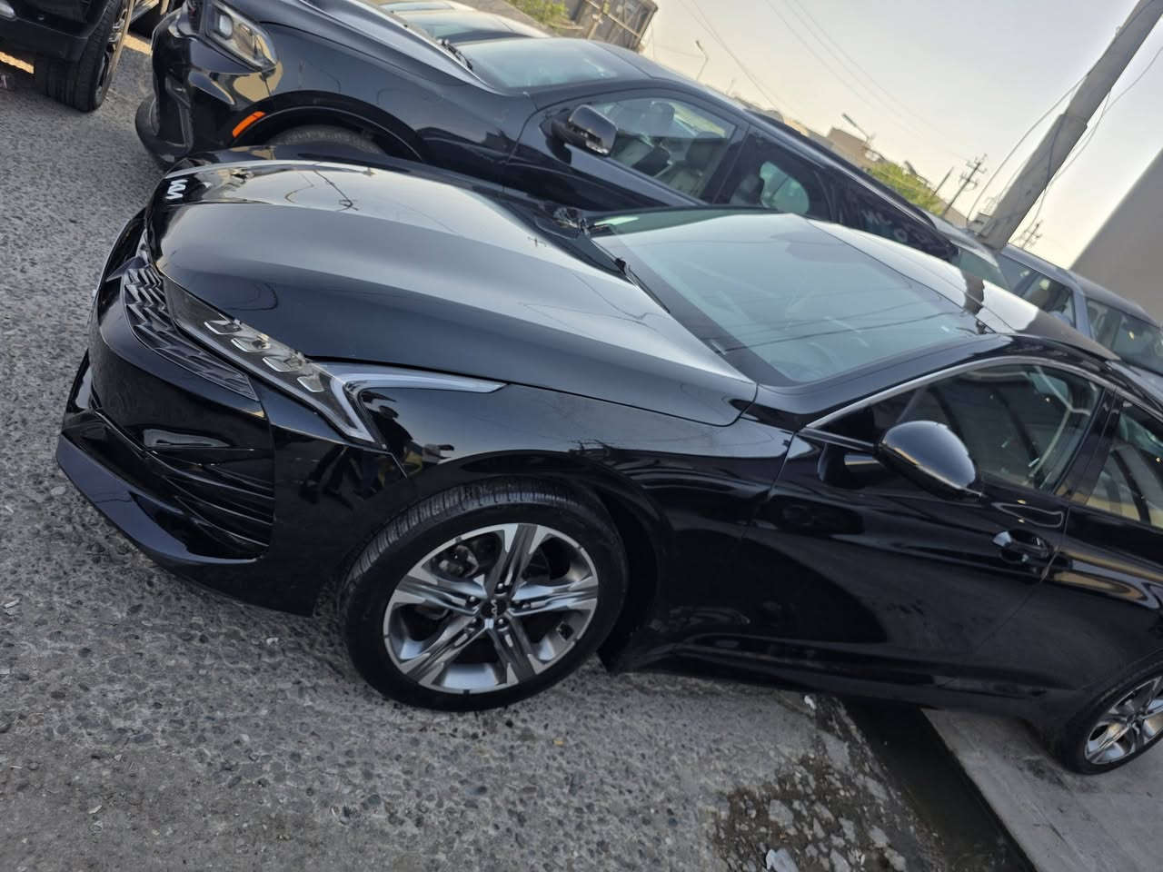 السلام عليكم حبايب 🩶
🚘 للبيع كيا K5 EX موديل 2024، اللون اسود، وارد أمريكي، سيارة نظيفة جداً، جاهزه ومناقصها اي شي 

✨ المواصفات: Ex اعلى فئه

* محرك 1.6 Turbo GDI.
* جير أوتوماتيك 8 سرعات.
* 4 أوضاع قيادة: Smart - Custom - Sport - Normal
* قيادة شبه ذاتية (Lane Following Assist).
* مثبت سرعة ذكي (Smart Cruise Control).
* تحذير الخروج عن المسار مع تصحيح المسار.
* بريك طوارئ تلقائي (Automatic Emergency Braking).
* نظام الثبات الإلكتروني (ESC).
* نظام مانع الانزلاق (Traction Control).
* مراقبة النقطة العمياء (Blind Spot Monitoring)
* كاميرات 360°
* كاميرا خلفية مع حساسات أمامية وخلفية.
* شاشة كبيرة تدعم Apple CarPlay وAndroid Auto.
* نظام صوت BOSE الأصلي.
* تشغيل بصمة وبصمة أبواب (Smart Key).
* تشغيل عن بعد.
* مرايا شفط وقلاب كهربائية.
* فتحة سقف بانوراما.
* مقاعد جلد 
* مقاعد أمامية كهربائية.
* تبريد وتدفئة للمقاعد الأمامية.
* تدفئة المقود.
* ميموري (Memory Seat) لمقعد السائق.
* شاحن لاسلكي.
* مكيف أوتوماتيك دبل زون.
* إنارة LED أمامية وخلفية.
* حساسات إنارة أوتوماتيكية.
* Auto Hold.
* فرامل يد إلكترونية (EPB).
* الدشبول صاجي 

📌 العداد: ٥٨ ألف Mile.
📌 الحادث: صندوق اصبعين بل بونت الحادث موجودة ضمن الصور 
📌 السيارة إيرباك، ستيرن بدون لغود، بدون شواصي، 
📌 رقم أربيل حره بأسمي تحويل ثاني يوم سنويه
العنوان اربيل عنكاوه
📞 للتواصل: خاص أو على الرقم ***********
