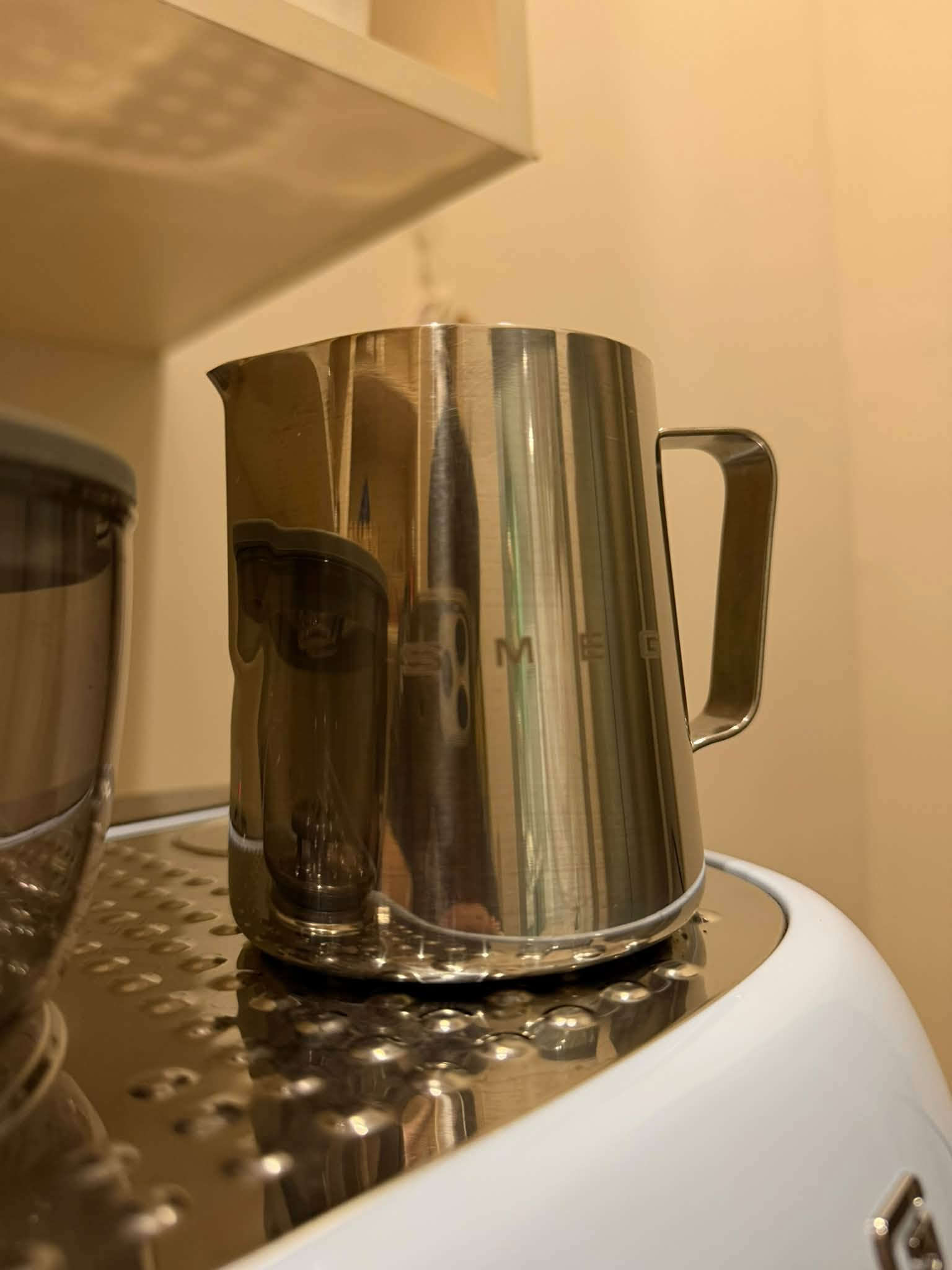 * ماكينة إسبريسو SMEG EGF0  مع مطحنة مدمجة.
• بورتافلتر 58m
* تعمل بنظام طحن وتحضير القهوة في نفس الماكينة.
* تحتوي على عصا تبخير للحليب.
* الماكينة بحالة جيدة ونظيفة كما موضح بالصور.
* تأتي مع ملحقاتها الظاهرة بالصورة، ومنها البورتافلتر والسلال وملحقات التنظيف.
* اللون: أزرق فاتح.
من خلال استخدامي لهذا الجهاز اقوى شي بيه هو المطحنة لان نادرا ما تجي الطاحونة ممتازة بجهاز مدمج ومن ثم قوة البخار .
