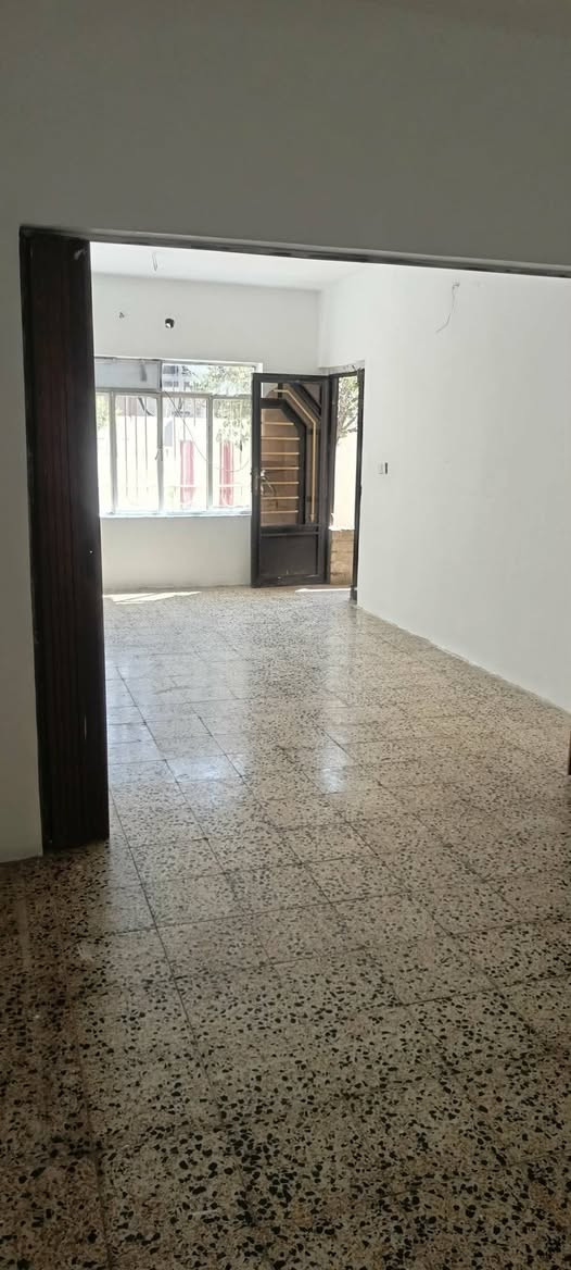 للبيع حي عدن قرب أسواق عدن
مساحة 200م 20x10 سند طابو الزهور 
الشرعي موجود حديقة كراج هول خطار غرفتين خدمات 
طابق واحد البيت قبله فارغ بير خاص للبيت السعر 105 قفل الاتصال مع صاحب البيت *********** واتساب

