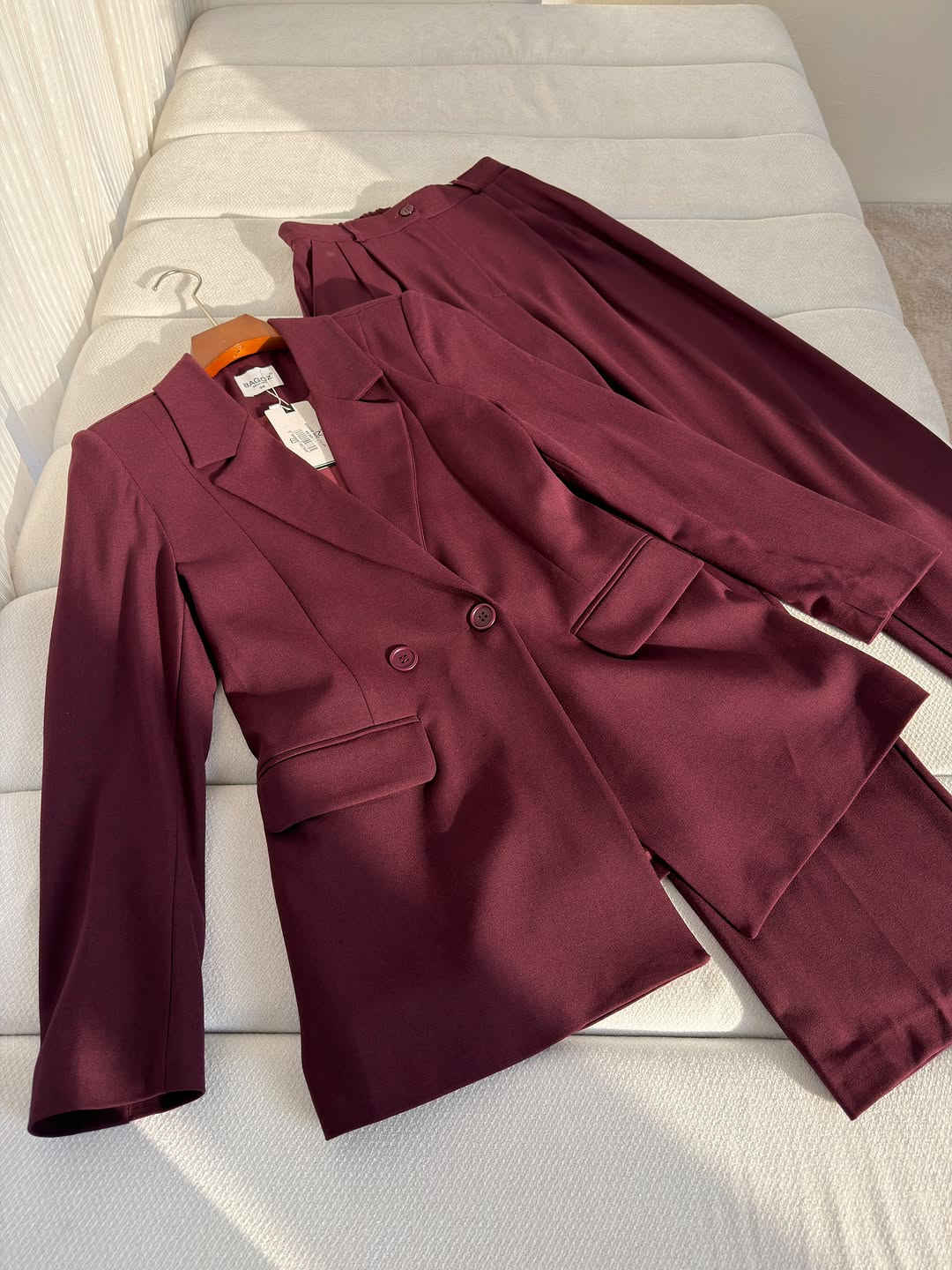 اختاري إطلالة تبقى حلوة بكل صورج 🎓🤍
طقم رسمي بقصّة راقية ومرتبة، يجمع بين الفخامة والبساطة ويعطي لوك أنيق بدون مبالغة ✨

الطقم يتكوّن من بليزر رسمي بقصّة محددة، ياخة كلاسيكية، أزرار أمامية وجيوب بتفاصيل مرتبة، ويا بنطرون واسع بقصّة رسمية وكسرات من الأمام؛ تنسيق متكامل ينفع للتخرج، المناقشات، الدوام والمناسبات الرسمية. 🤍

الألوان المتوفرة :
رصاصي 🩶 | جوزي 🤎 | ماروني 🍷 | زيتي 🫒 | كحلي غامق 💙 | أسود 🖤

وإذا محتارة شنو تلبسين تحت روب التخرج؟ 🎓
هذا الطقم اختيار يخلي إطلالتج مرتبة وفخمة حتى من تشيلين الروب ✨

متوفر لدى أزياء غالية 🌸
اختاري لونج وقياسج وخلي إطلالة التخرج علينا 🤍

🚚 توصيل جميع محافظات العراق بـ 5 آلاف عيني ❤️⁩

📍 نستقبلكم داخل أزياء غالية:
من 8 صباحاً إلى 9 مساءً ❤️

📩 الرد على الرسائل وتثبيت الطلبات:
من 10 صباحاً إلى 8 مساءً

🔥 انتظروا باقي الموديلات الجديدة… لأن اللي جاي أقوى! ✅
