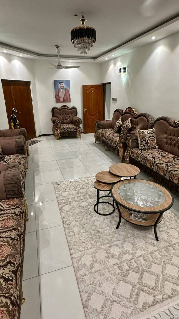 دار للبيع مساحة 216م
واجهة 12م
نزال18م
استقبال و مطبخ معزول حولي درج  
و 2 نوم وكراج وحديقة 
........
موقع الدار.الصحة
.....؟
يوجد لدينى منصه عقاريه للستفسار الاتصال بمكتب دلالية الامين بادارة أبو ايمن الحميداوي 
***********@
