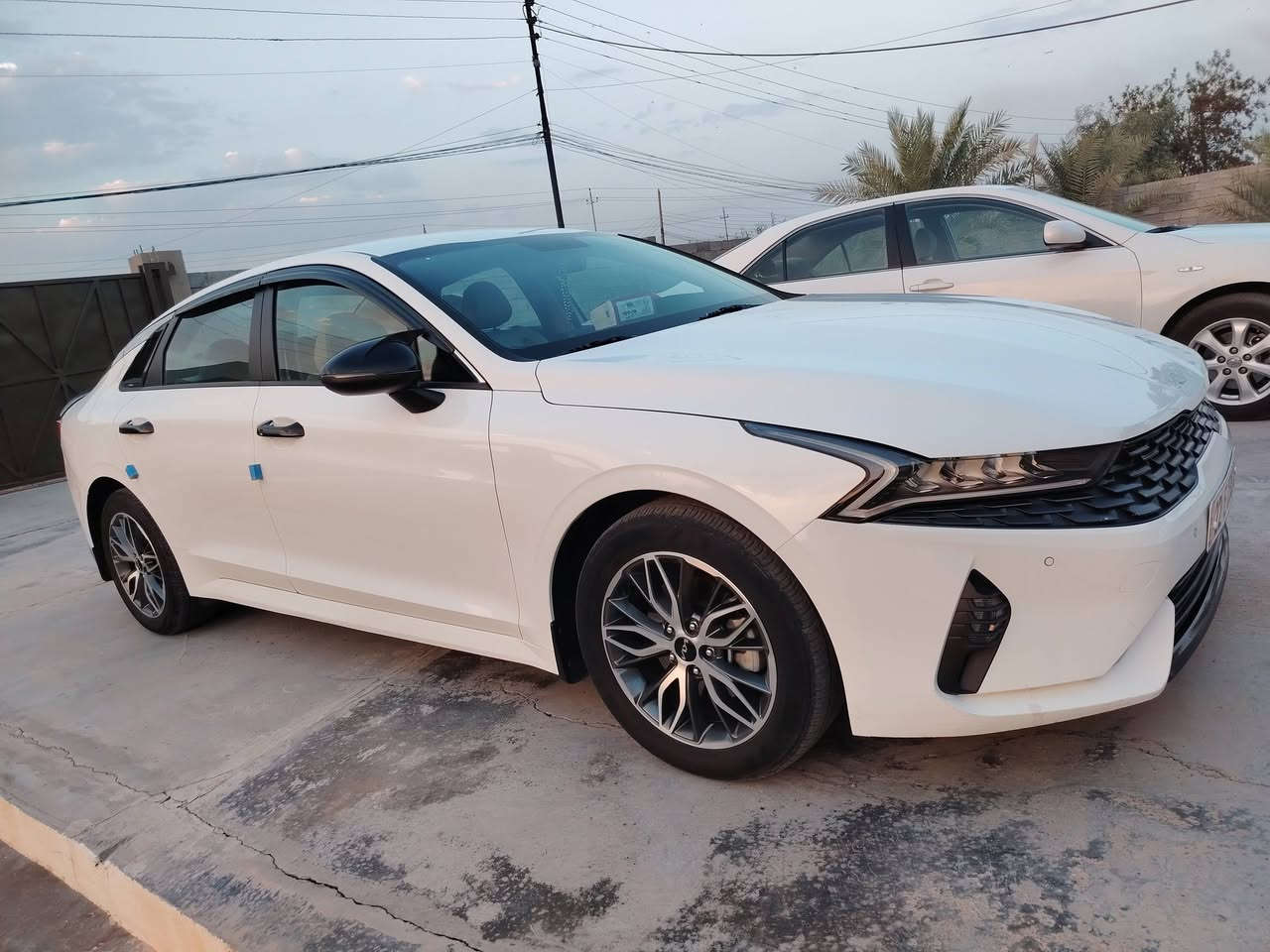 سلام عليكم موديل ٢٢ باسمي ماشيه ٦٩الف فول عدا الفتحه مكينه الفين دوش خليجي  مستعجل ع بيعتها وابيع باعلى سعر توصل السياره *********** واتساب مكاني بغداد
