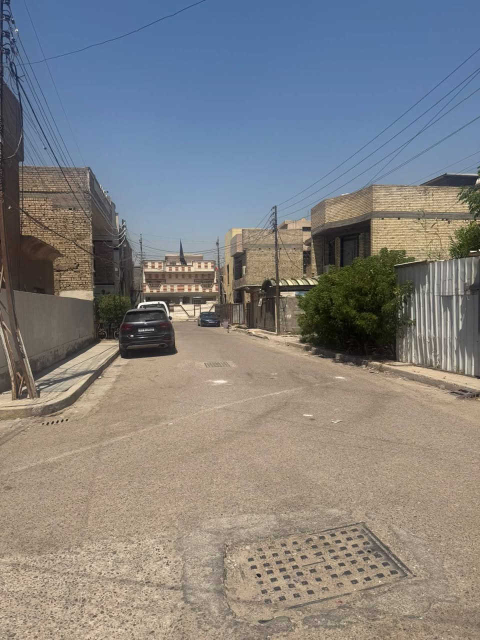 السلام عليكم يوجد بيت للبيع موقع /كفاءات السيديه مساحته 62 متر طابقين طابق الاول يحتوي على مطبخ وغرفتين وحمامات وطابق ثاني يحتوي على غرفتين وحمامات ومرر  وبناء حديث وبيت نظيف جداا ومرتب لاستفسار لاتصال على رقم ***********
