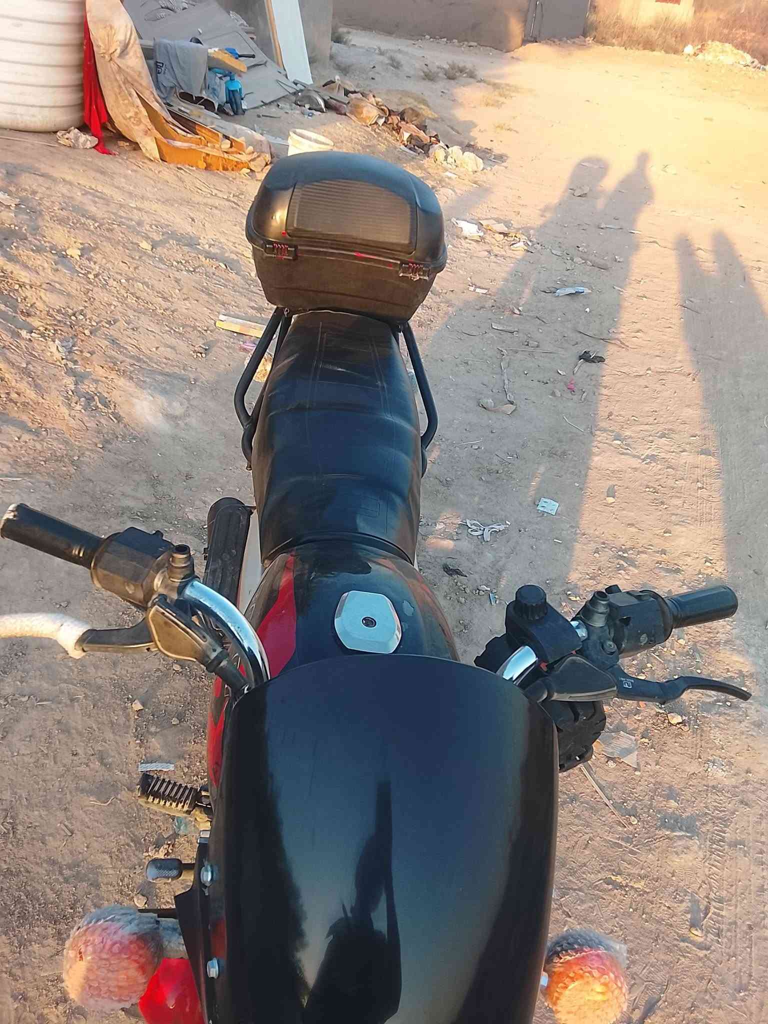 سلام عليكم شباب بوكسر للبيع موديل 21اوراق اصولي هتة ورقت لكمرك متفوعة يعني بجهك تروح ترقم كهربائيات شغالة مكينة ما ملعوب بيهة مكينة 150 السعر 950وبيهة مجال وثا تحصل ستوتة مراوس هم اراوس لمكان بابل ابو خستاوي الرقم *********** موجود واتساب
