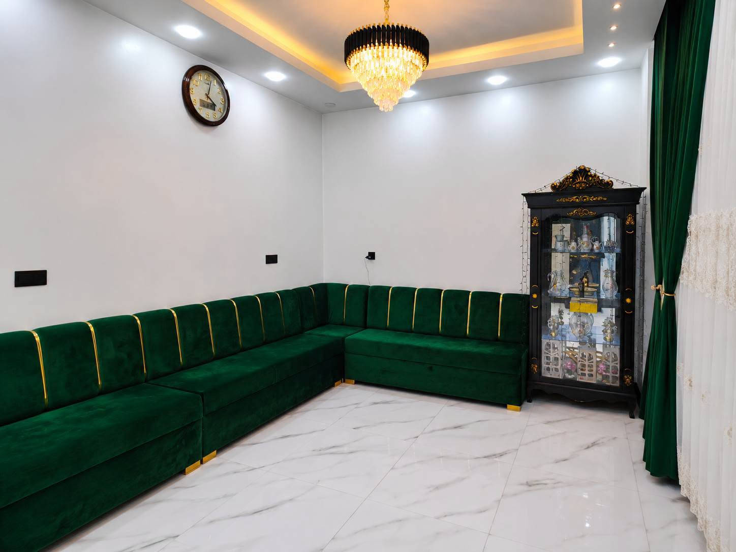 بيت للبيع  حي الوليد 🏡 مقابل الميثاق
دار بمساحة مناسبة وتوزيع عملي، طابقين ونص ، وتفاصيل تخدم العائلة الباحثة عن بيت مرتب بمساحات مريحة.

📍 الموقع: حي الوليد 

📐 المساحة: 150 م²  

📏 الواجهة: 10 متر ❌ 15 متر + فضله

🏠 عدد الطوابق: طابقين ونص 

━━━━━━━━━━━━━━

تفاصيل الدار

🔻 الطابق الأول:

▪️ كراج

▪️ مطبخ حار

▪️ مطبخ بارد

▪️ صحيات داخلية

▪️ هول

▪️ استقبال

▪️ غرفة نوم 1

🔻 الطابق الثاني:

▪️ غرف نوم عدد 3

▪️ هول داخلي

▪️ صحيات

🔺 الطابق الثالث :

▪️غرفة نوم 1 

الدار يباع مع الاثاث بالكامل كما موضح بالتصوير 
نضام سبالت 
نضام دكتات 
نضام كاميرات 

  سبالت عدد 4 / مبردة عدد 2 مركزية / ثريات / سطح بورسلين بالكامل / غرف نوم / مطبخ / طخم عدد 3 …

━━━━━━━━━━━━━

📲 للتواصل:

▪️ ***********

▪️ ***********

