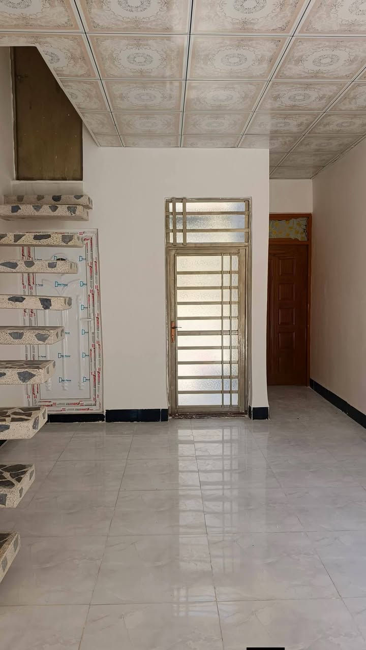 سلام عليكم ٥٦ متر للبيع بناء بلوك وعكاده يحتوي على غرفه نوم او صاله اومطبخ وصحيات سعر ٢٣ او بي مجال العنوان نجف شارع المطار سادين بشارع علكم بشارع حاتم نهايت المقرنص شويه لكدام ***********
