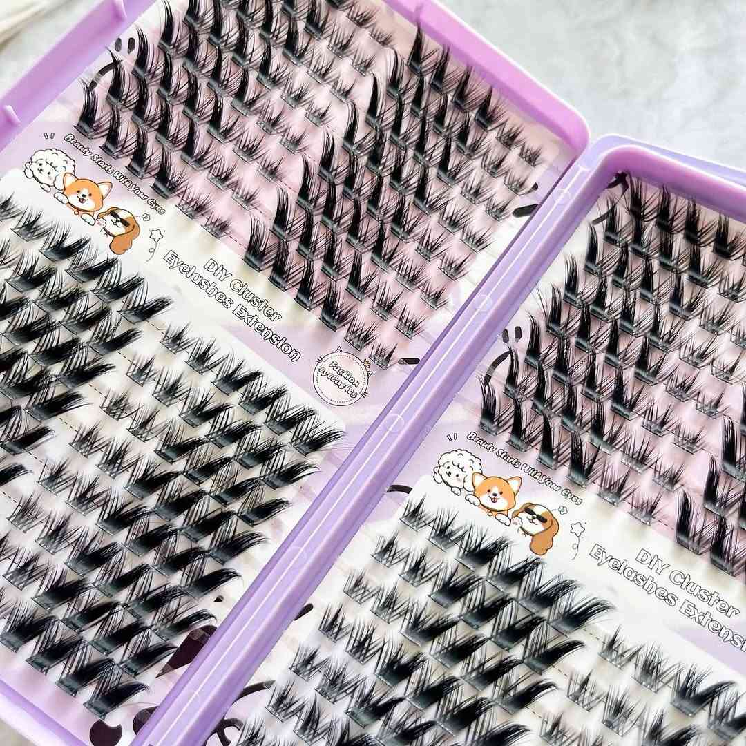 🫧السعر: 10,000 فقط🫧
مجموعة رموش صناعية مجزأة (DIY Cluster Eyelashes Kit)
تتكون المجموعة من علبة بنفسجية متكاملة مصممة لتركيب الرموش في المنزل بسهولة:  
 الرموش (DIY Clusters): تشكيلة واسعة من باقات الرموش الفردية بتصميم كثيف ومختلف الأطوال لتنسيق الإطلالة حسب الرغبة.  
 أنبوب لاصق ومثبت (Bond & Seal): أنبوب ثنائي الطرف يحتوي على لاصق لتثبيت الرموش، ومثبت (Seal) لضمان حمايتها واستمرارها طوال اليوم.  
 ملقط تركيب (Tweezers): ملقط معدني باللون البنفسجي بتصميم دقيق ومنحني يسهل التقاط الرموش وتثبيتها عند خط الرموش الطبيعية.
