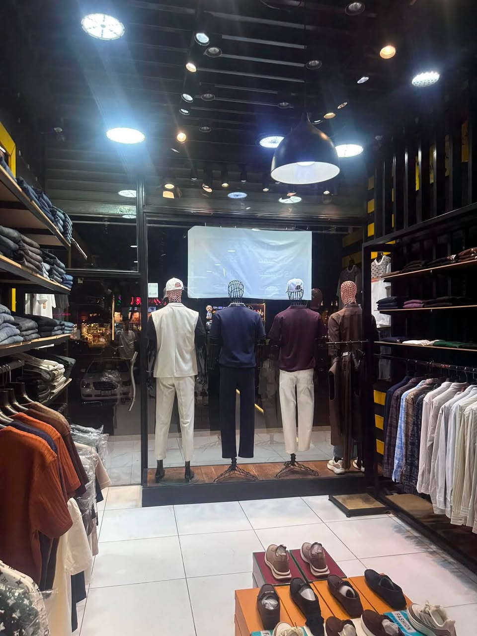 � فرصة استثمارية نادرة – محل تجاري جاهز للبيع

إذا كنت تبحث عن محل في موقع حيوي وتريد البدء بالعمل من اليوم الأول دون صرف أي مبالغ على الديكور أو التجهيزات، فهذه فرصتك.

📍 الموقع: بغداد – زيونة
مجاور مول زيونة – مجمع بيكاسو

مواصفات المحل:

✔️ واجهة 4 متر.
✔️ عمق (نزال) 9 متر.
✔️ ديكور حديث وفاخر بحالة ممتازة.
✔️ واجهة زجاجية مميزة.
✔️ إنارة احترافية تمنح المحل مظهراً راقياً.
✔️ سبلت مركزي عدد (2).
✔️ نظام صوت متكامل.
✔️ منظومة كاميرات مراقبة.
✔️ خدمة إنترنت جاهزة.
✔️ رفوف وتجهيزات كاملة.
✔️ المحل لا يحتاج لأي أعمال أو صيانة، جاهز للاستلام والعمل مباشرة.

💼 مناسب لمشروع:

* ملابس رجالية أو نسائية
* أحذية
* عطور
* إكسسوارات
* أو أي نشاط تجاري آخر.

⭐ موقع مميز داخل أحد أكثر المجمعات التجارية نشاطًا في منطقة زيونة، مع واجهة جذابة وتصميم احترافي يوفر عليك الوقت والمال.

📞 للاستفسار والمعاينة:
***********
